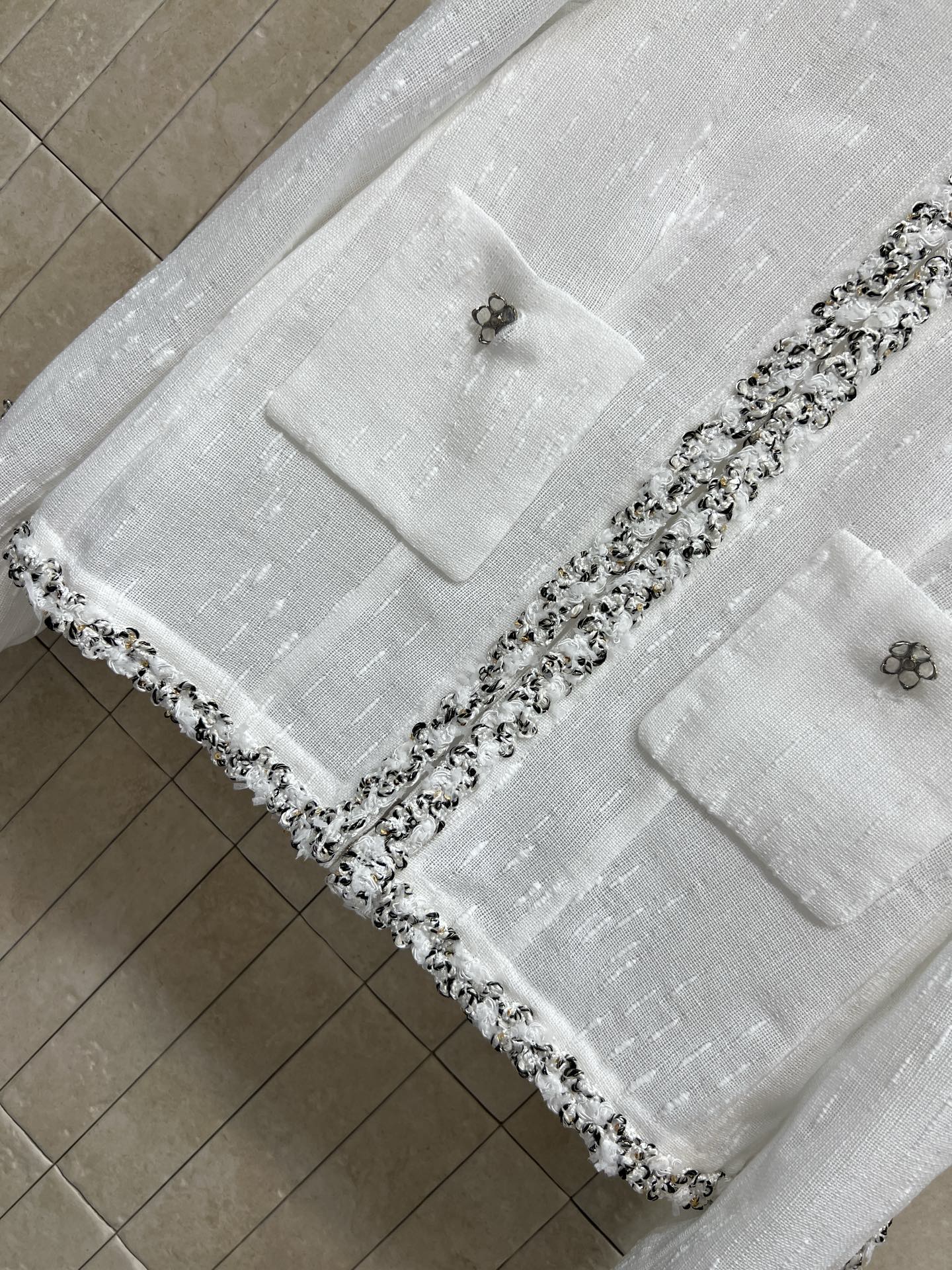 C家 26早秋新款 白色小香短外套 面料带着细碎闪丝肌理 自带细腻光泽感 圆领边缘 门襟 下摆与袖口环绕黑白混色织带 层 C家 26早秋新款 白色小香短外套 面料带着细碎闪丝肌理 自带细腻光泽感 圆领边缘 门襟 下摆与袖口环绕黑白混色织带 层