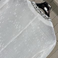 C家 26早秋新款 白色小香短外套 面料带着细碎闪丝肌理 自带细腻光泽感 圆领边缘 门襟 下摆与袖口环绕黑白混色织带 层 C家 26早秋新款 白色小香短外套 面料带着细碎闪丝肌理 自带细腻光泽感 圆领边缘 门襟 下摆与袖口环绕黑白混色织带 层