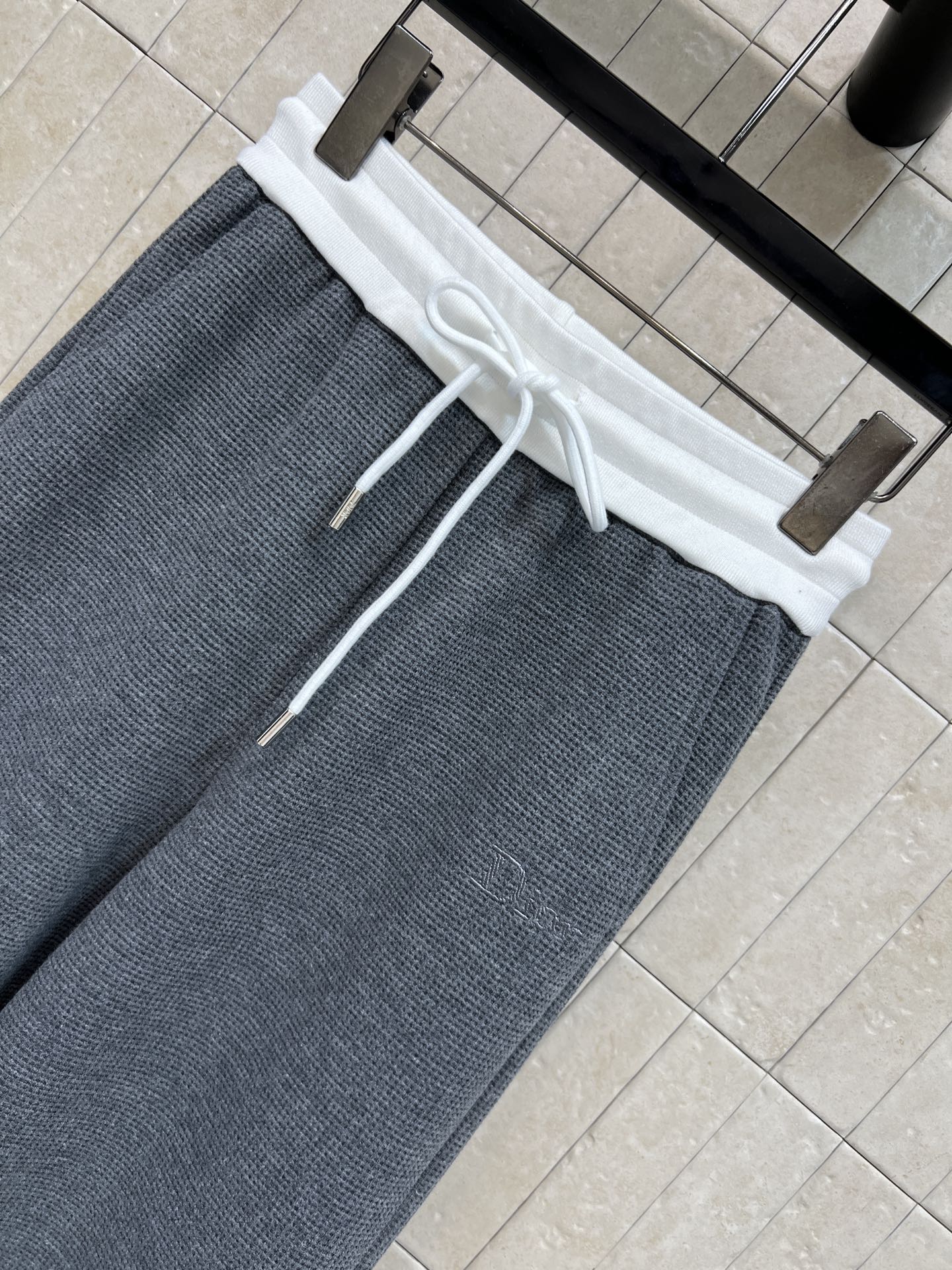 D家 26早秋新款 拼色立领套装 立领外套+高腰长裤 撞色白边设计 衣身细密肌理面料 质感舒适 口袋白边拼接巧妙点睛 抽