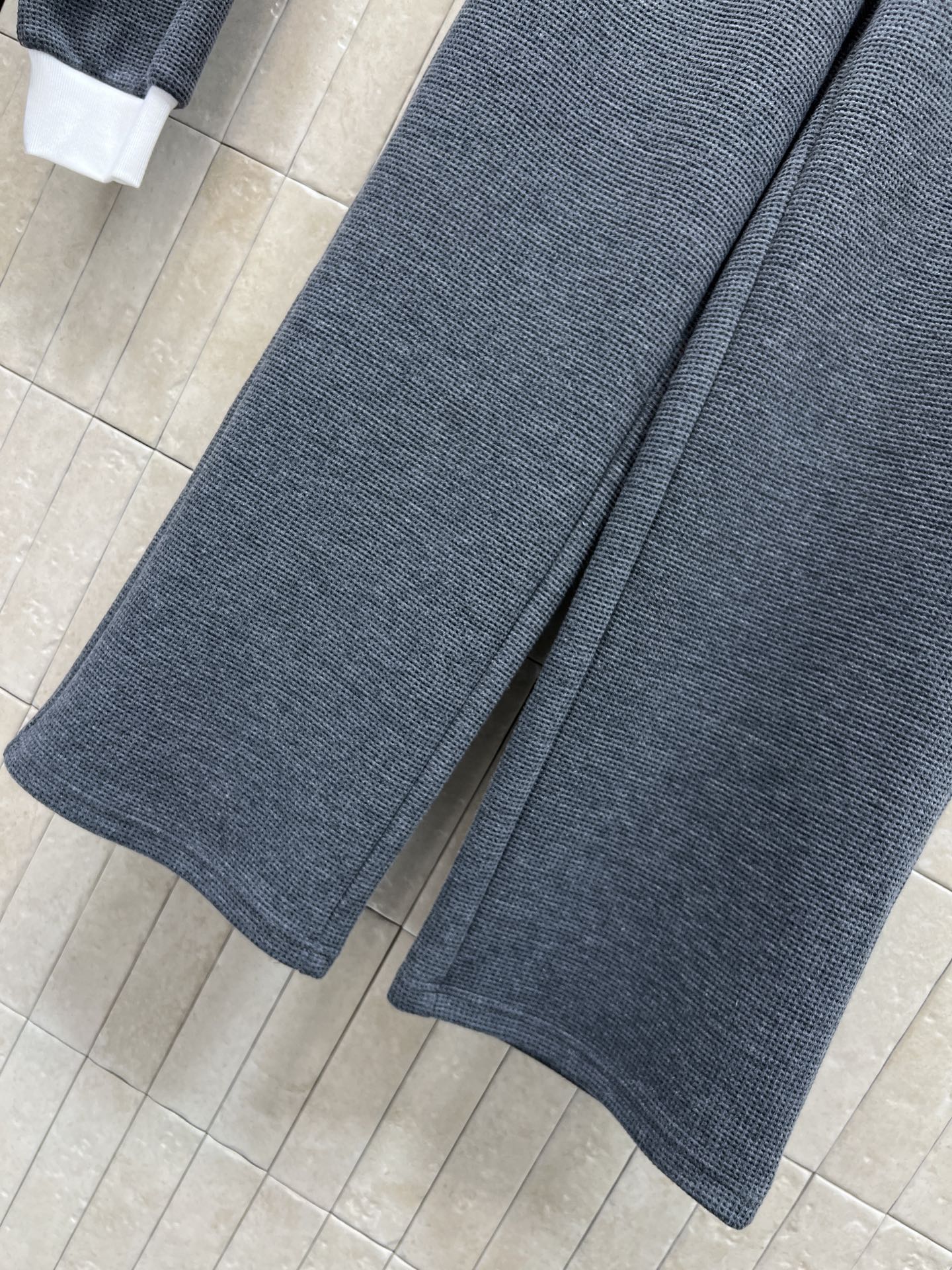 D家 26早秋新款 拼色立领套装 立领外套+高腰长裤 撞色白边设计 衣身细密肌理面料 质感舒适 口袋白边拼接巧妙点睛 抽