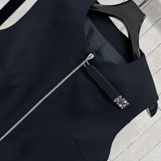L家 26早秋新款 黑色无袖背心裙 含羊毛混纺面料 挺括有型 正面全长金属拉链贯穿衣身 拉链可侧边磁性金属扣饰 细节精致 L家 26早秋新款 黑色无袖背心裙 含羊毛混纺面料 挺括有型 正面全长金属拉链贯穿衣身 拉链可侧边磁性金属扣饰 细节精致