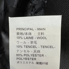 L家 26早秋新款 黑色收腰短款外套 天丝混纺面料含羊毛 翻领设计 提花里衬 胸前横向系带搭配精致金属扣饰点缀 袖口lo L家 26早秋新款 黑色收腰短款外套 天丝混纺面料含羊毛 翻领设计 提花里衬 胸前横向系带搭配精致金属扣饰点缀 袖口lo