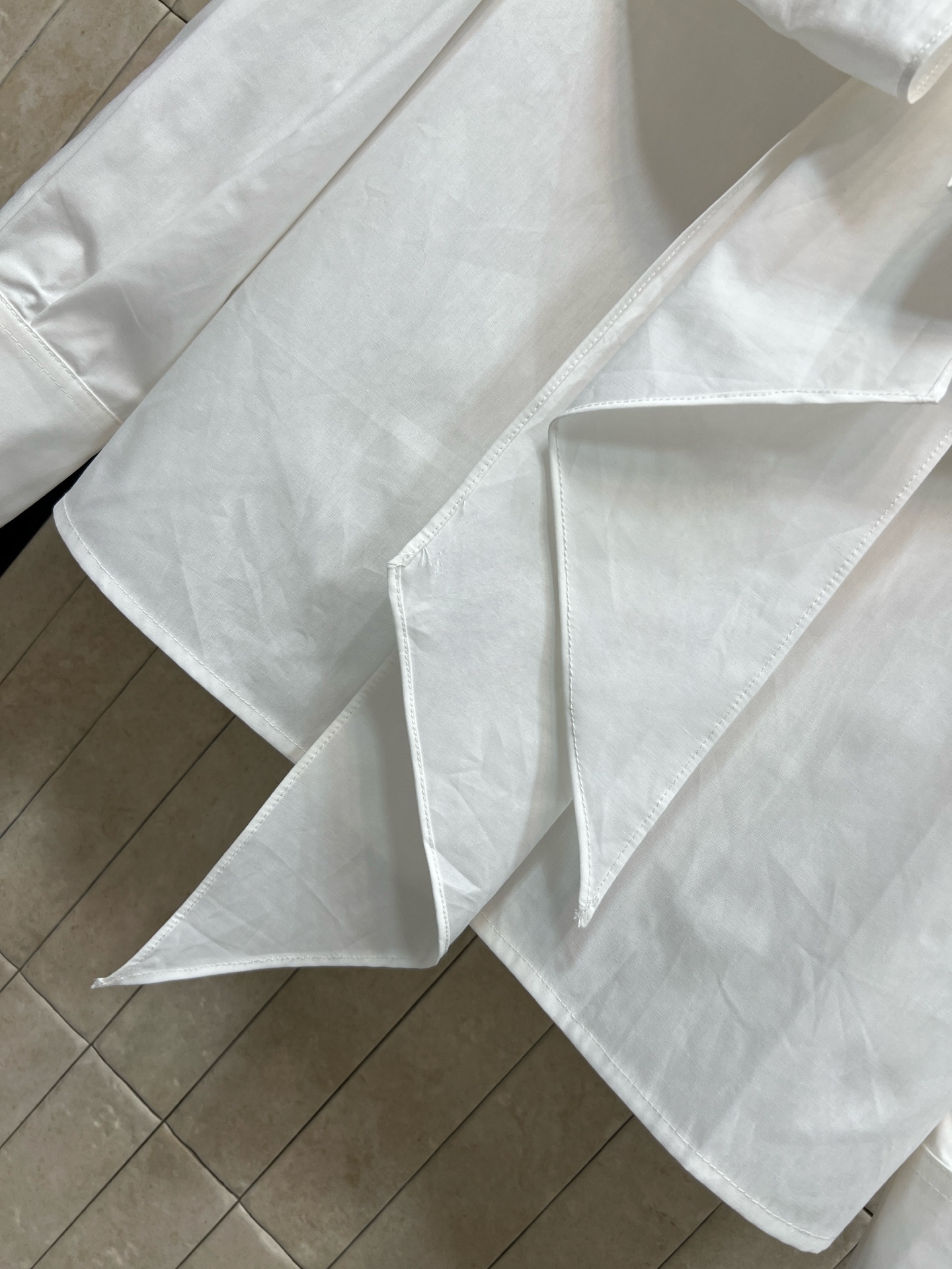 L家 26早秋新款 系带蝴蝶结白衬衫 棉质面料挺括顺滑 利落翻领衬出脖颈线条 胸前大蝴蝶结造型 飘逸长飘带自然垂落 层次