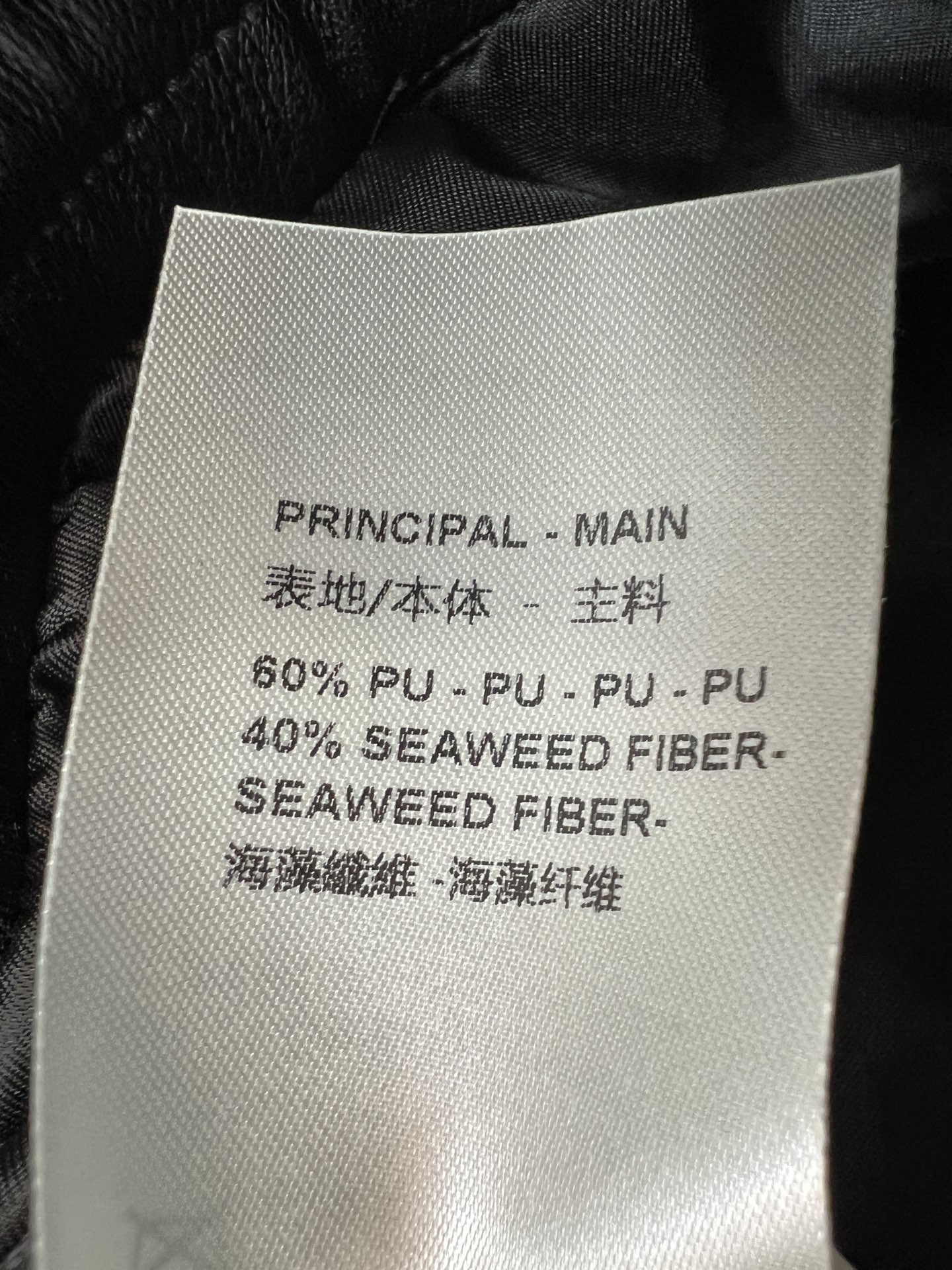 L家 26早秋新款 黑色高腰七分皮裤 面料垂顺柔软 自带哑光质感 松紧抽绳腰头 对腰围包容度高 穿脱自在 裤脚压线设计 