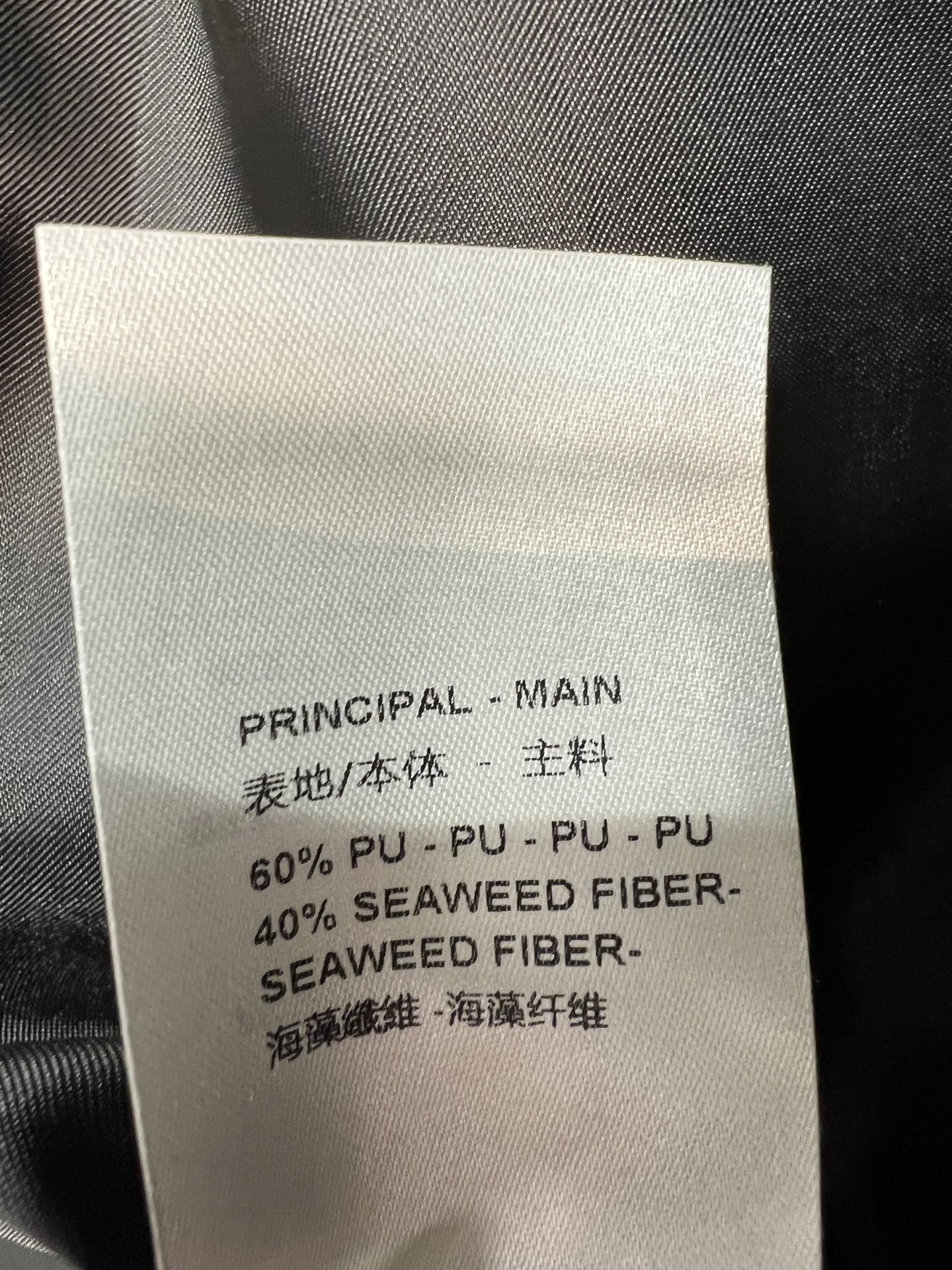 L家 26早秋新款 黑色皮衣衬衫外套 柔软哑光皮质 手感顺滑 自带光泽 经典翻领利落挺括 门襟排扣简约大气 胸前口袋lo L家 26早秋新款 黑色皮衣衬衫外套 柔软哑光皮质 手感顺滑 自带光泽 经典翻领利落挺括 门襟排扣简约大气 胸前口袋lo