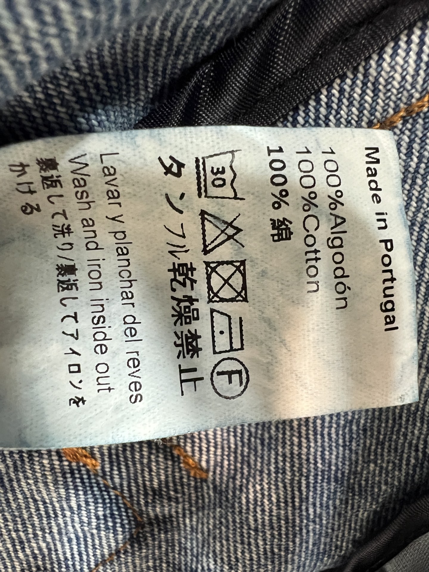 LW家 26早秋新款 翻领牛仔外套水洗蓝牛仔棉面料 利落翻领版型 门襟暗扣+拉链设计简约大气 胸前品牌刺绣点缀细节 两侧 LW家 26早秋新款 翻领牛仔外套水洗蓝牛仔棉面料 利落翻领版型 门襟暗扣+拉链设计简约大气 胸前品牌刺绣点缀细节 两侧