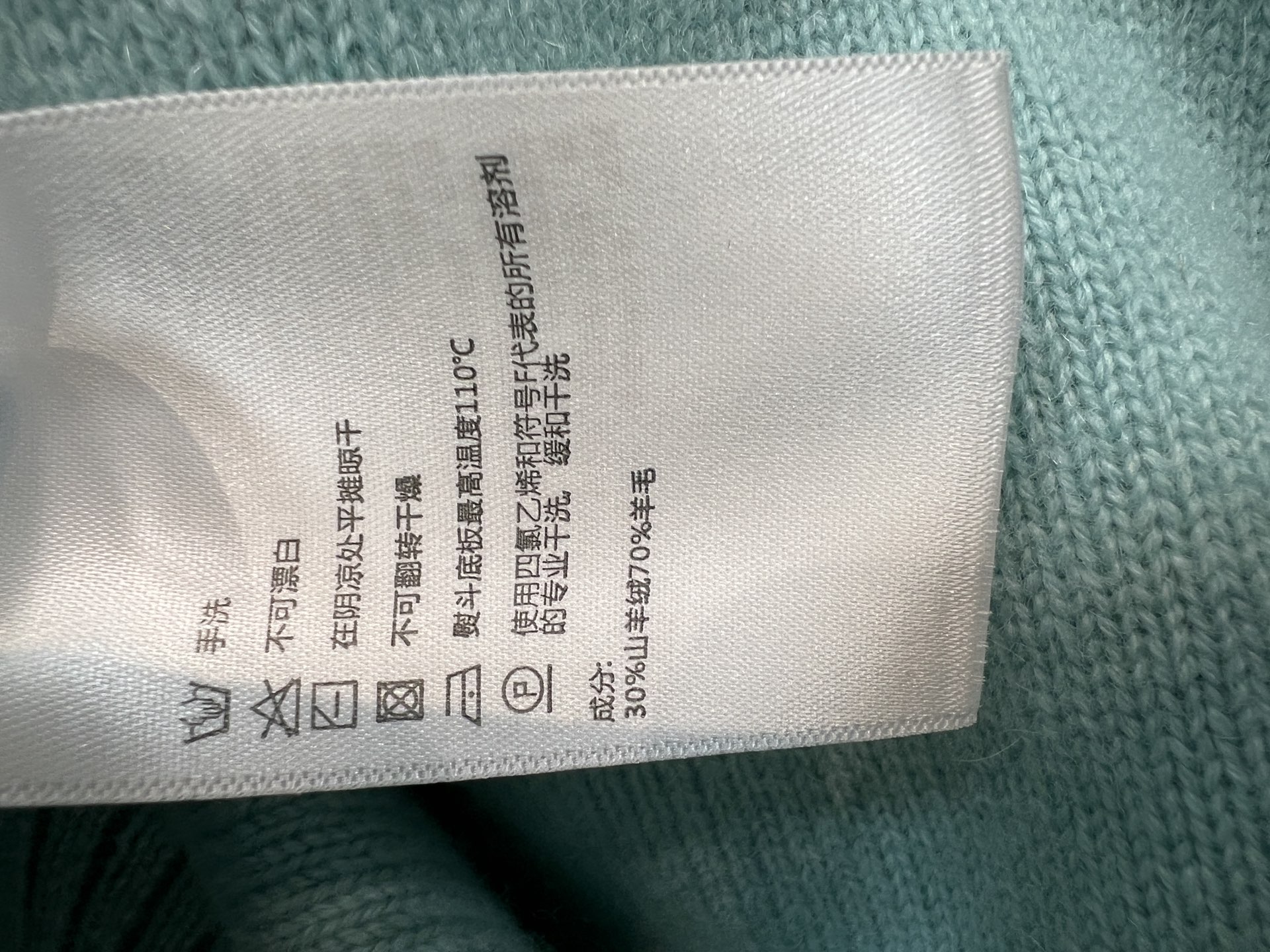 Self家 26早秋新款 花卉针织开衫 羊毛混纺针织面料 圆领简约大气 单排同色系纽扣开合 衣身与袖子点缀花卉 色彩层次 Self家 26早秋新款 花卉针织开衫 羊毛混纺针织面料 圆领简约大气 单排同色系纽扣开合 衣身与袖子点缀花卉 色彩层次
