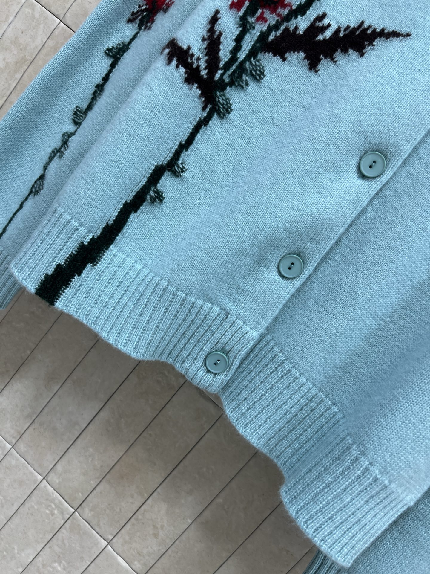 Self家 26早秋新款 花卉针织开衫 羊毛混纺针织面料 圆领简约大气 单排同色系纽扣开合 衣身与袖子点缀花卉 色彩层次 Self家 26早秋新款 花卉针织开衫 羊毛混纺针织面料 圆领简约大气 单排同色系纽扣开合 衣身与袖子点缀花卉 色彩层次