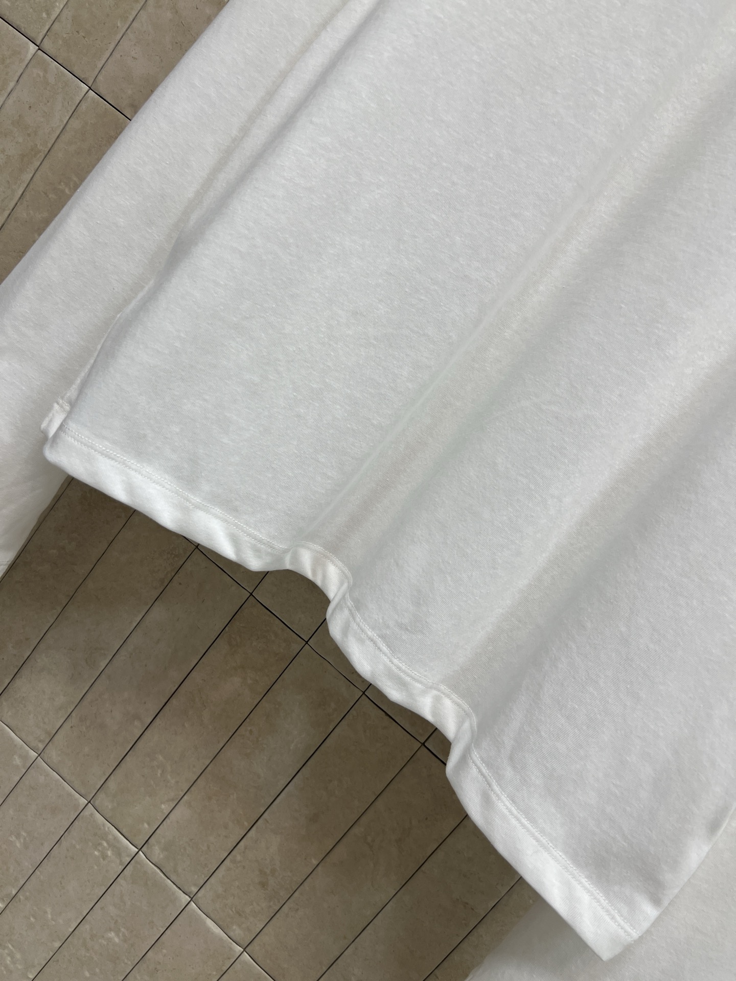 PD家 26早秋新款 三角标圆领长袖T恤 棉质面料柔软亲肤 上身舒适透气 简约圆领版型 领口正中金属三角标亮点 低调自带 PD家 26早秋新款 三角标圆领长袖T恤 棉质面料柔软亲肤 上身舒适透气 简约圆领版型 领口正中金属三角标亮点 低调自带
