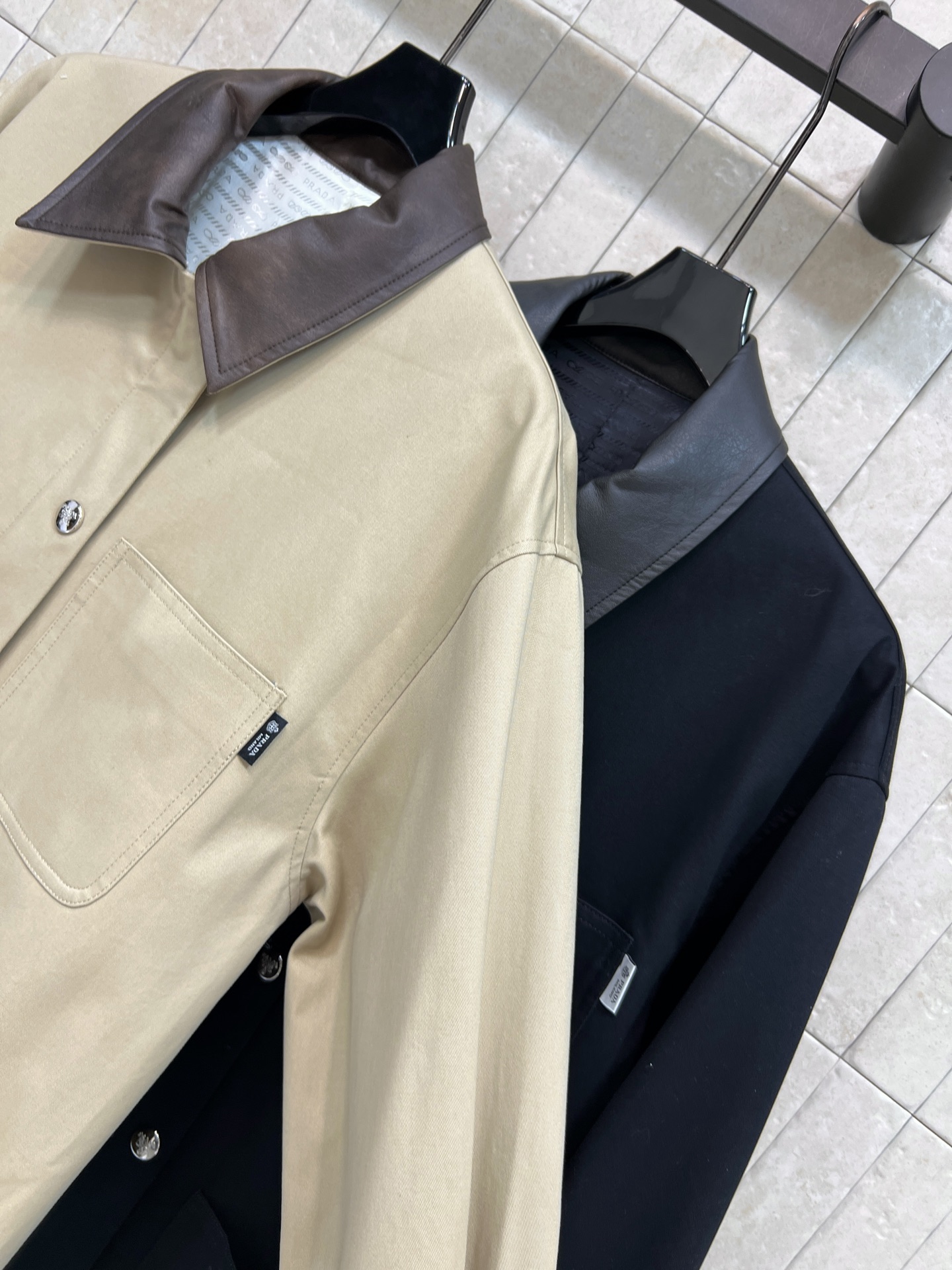 PD家 26早秋新款 撞色皮领多口袋外套 皮质撞色翻领跟袖口 翻折露出皮料细节 层次十足 单排金属纽扣门襟 衣身多口袋工 PD家 26早秋新款 撞色皮领多口袋外套 皮质撞色翻领跟袖口 翻折露出皮料细节 层次十足 单排金属纽扣门襟 衣身多口袋工
