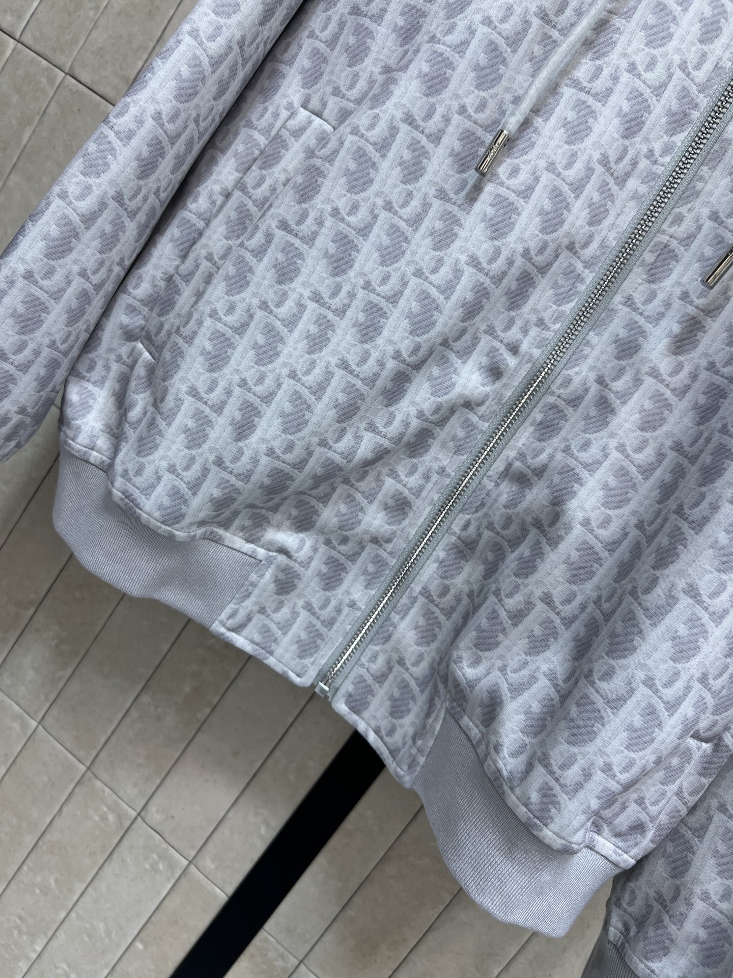 D家 26早秋新款 满印老花连帽休闲套装 连帽老花外套+抽绳长裤 拉链与同色系抽绳细节下摆袖口罗纹收口 两侧实用插袋 搭