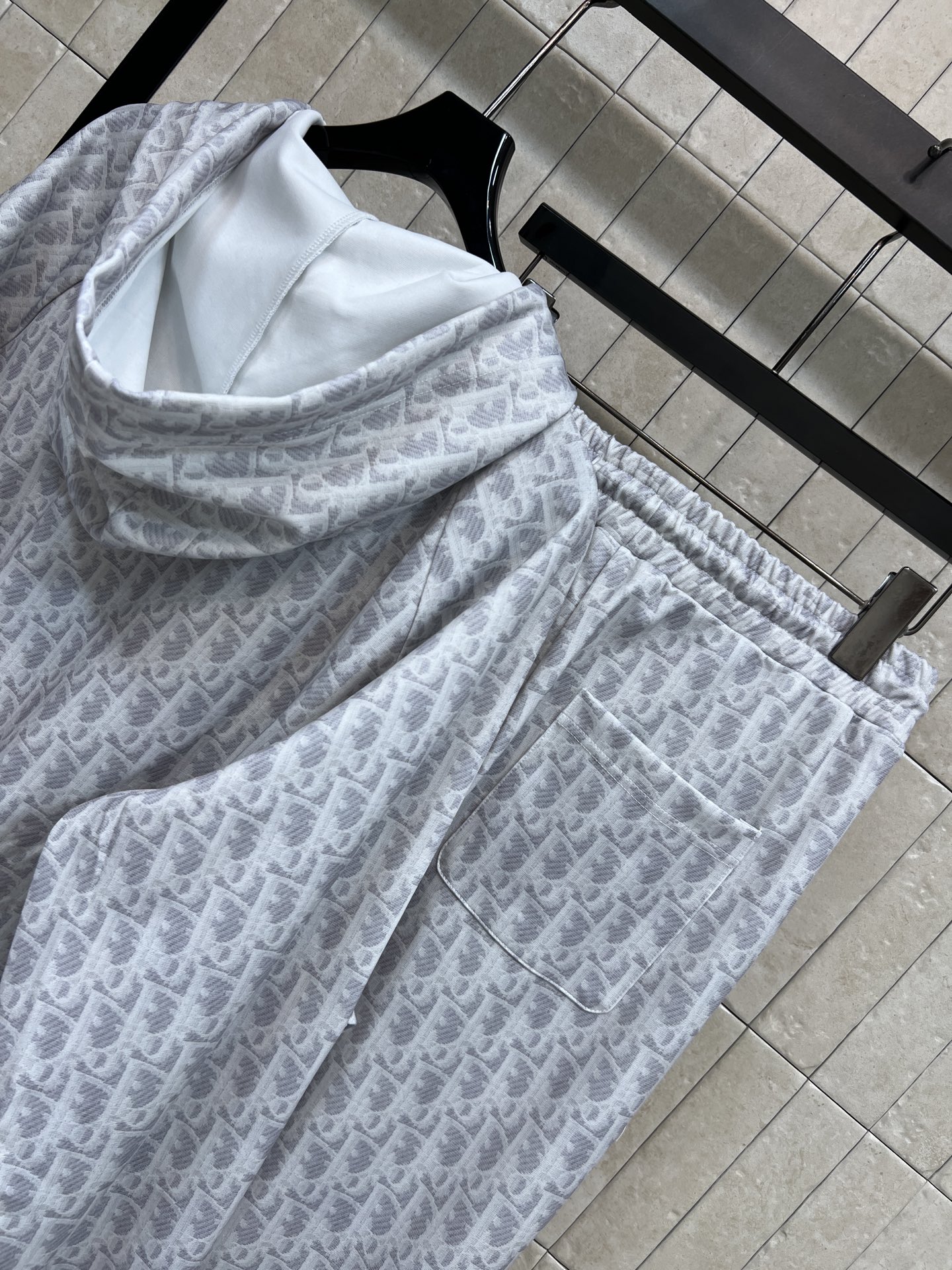 D家 26早秋新款 满印老花连帽休闲套装 连帽老花外套+抽绳长裤 拉链与同色系抽绳细节下摆袖口罗纹收口 两侧实用插袋 搭