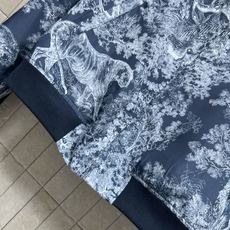 D家 26早秋新款 双面穿夹克外套 一面复古丛林动物满印图案 立领拉链款棒球外套 罗纹收口下摆与袖口 利落短款版型优化身 D家 26早秋新款 双面穿夹克外套 一面复古丛林动物满印图案 立领拉链款棒球外套 罗纹收口下摆与袖口 利落短款版型优化身