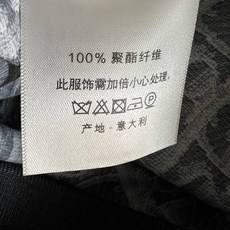 D家 26早秋新款 双面穿夹克外套 一面复古丛林动物满印图案 立领拉链款棒球外套 罗纹收口下摆与袖口 利落短款版型优化身 D家 26早秋新款 双面穿夹克外套 一面复古丛林动物满印图案 立领拉链款棒球外套 罗纹收口下摆与袖口 利落短款版型优化身