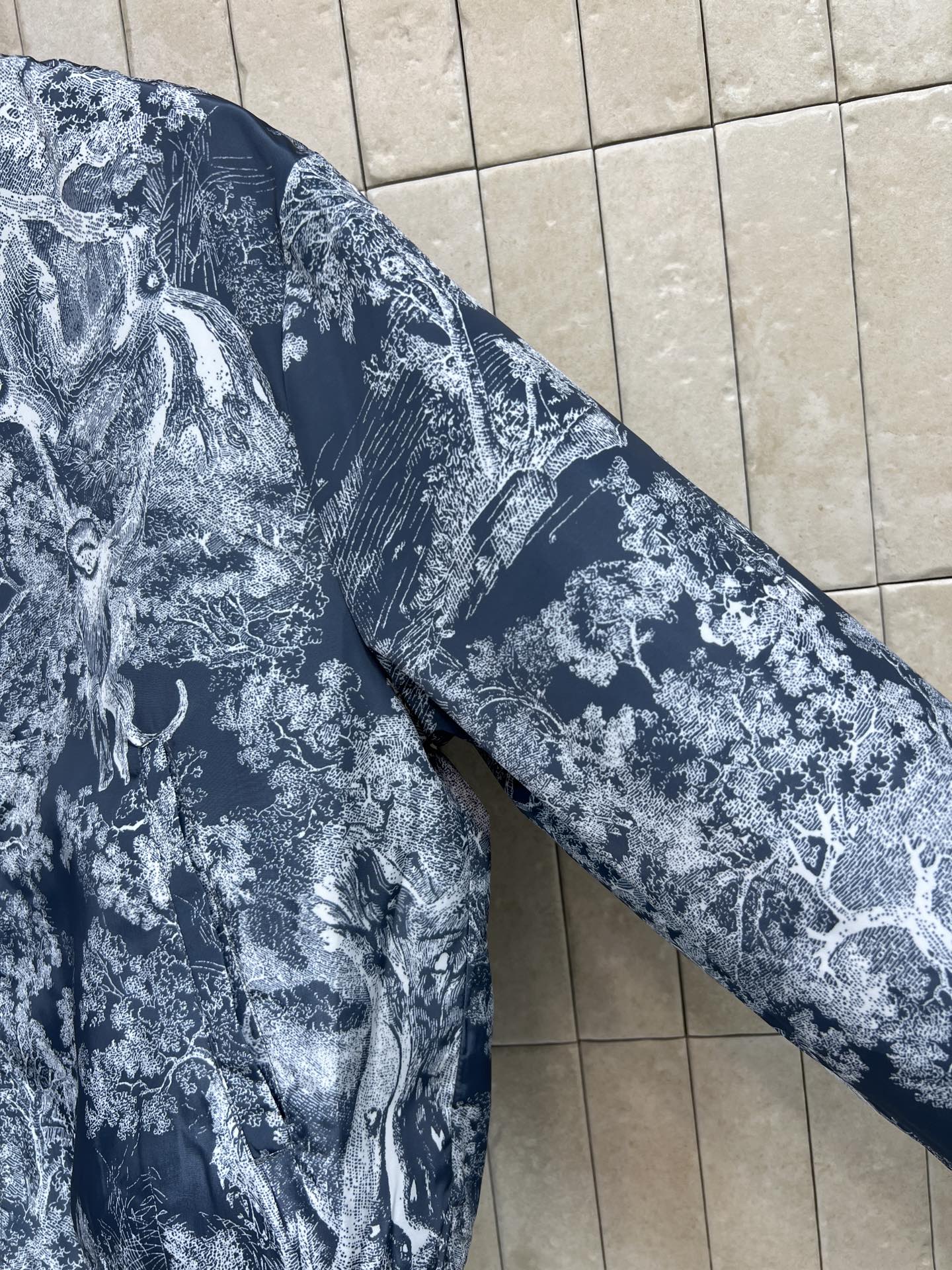 D家 26早秋新款 双面穿夹克外套 一面复古丛林动物满印图案 立领拉链款棒球外套 罗纹收口下摆与袖口 利落短款版型优化身 D家 26早秋新款 双面穿夹克外套 一面复古丛林动物满印图案 立领拉链款棒球外套 罗纹收口下摆与袖口 利落短款版型优化身
