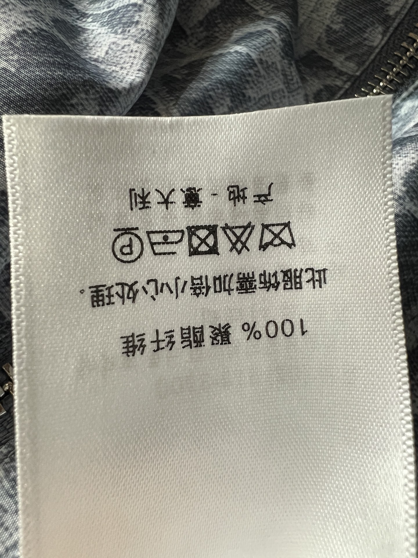 D家 26早秋新款 双面穿夹克外套 一面复古丛林动物满印图案 立领拉链款棒球外套 罗纹收口下摆与袖口 利落短款版型优化身 D家 26早秋新款 双面穿夹克外套 一面复古丛林动物满印图案 立领拉链款棒球外套 罗纹收口下摆与袖口 利落短款版型优化身