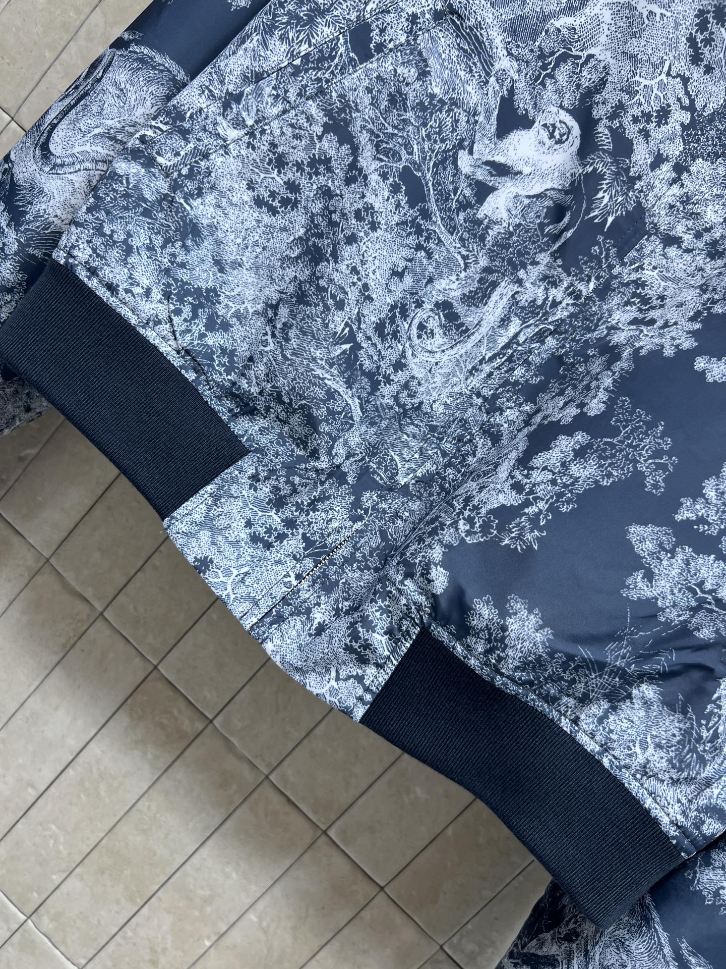 D家 26早秋新款 双面穿夹克外套 一面复古丛林动物满印图案 立领拉链款棒球外套 罗纹收口下摆与袖口 利落短款版型优化身 D家 26早秋新款 双面穿夹克外套 一面复古丛林动物满印图案 立领拉链款棒球外套 罗纹收口下摆与袖口 利落短款版型优化身