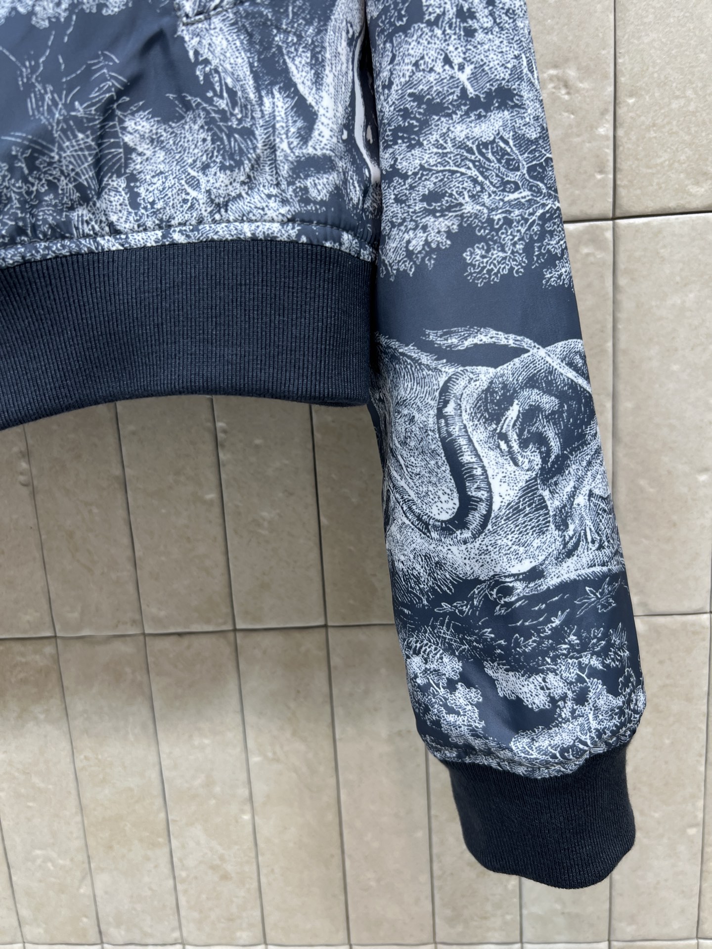 D家 26早秋新款 双面穿夹克外套 一面复古丛林动物满印图案 立领拉链款棒球外套 罗纹收口下摆与袖口 利落短款版型优化身 D家 26早秋新款 双面穿夹克外套 一面复古丛林动物满印图案 立领拉链款棒球外套 罗纹收口下摆与袖口 利落短款版型优化身