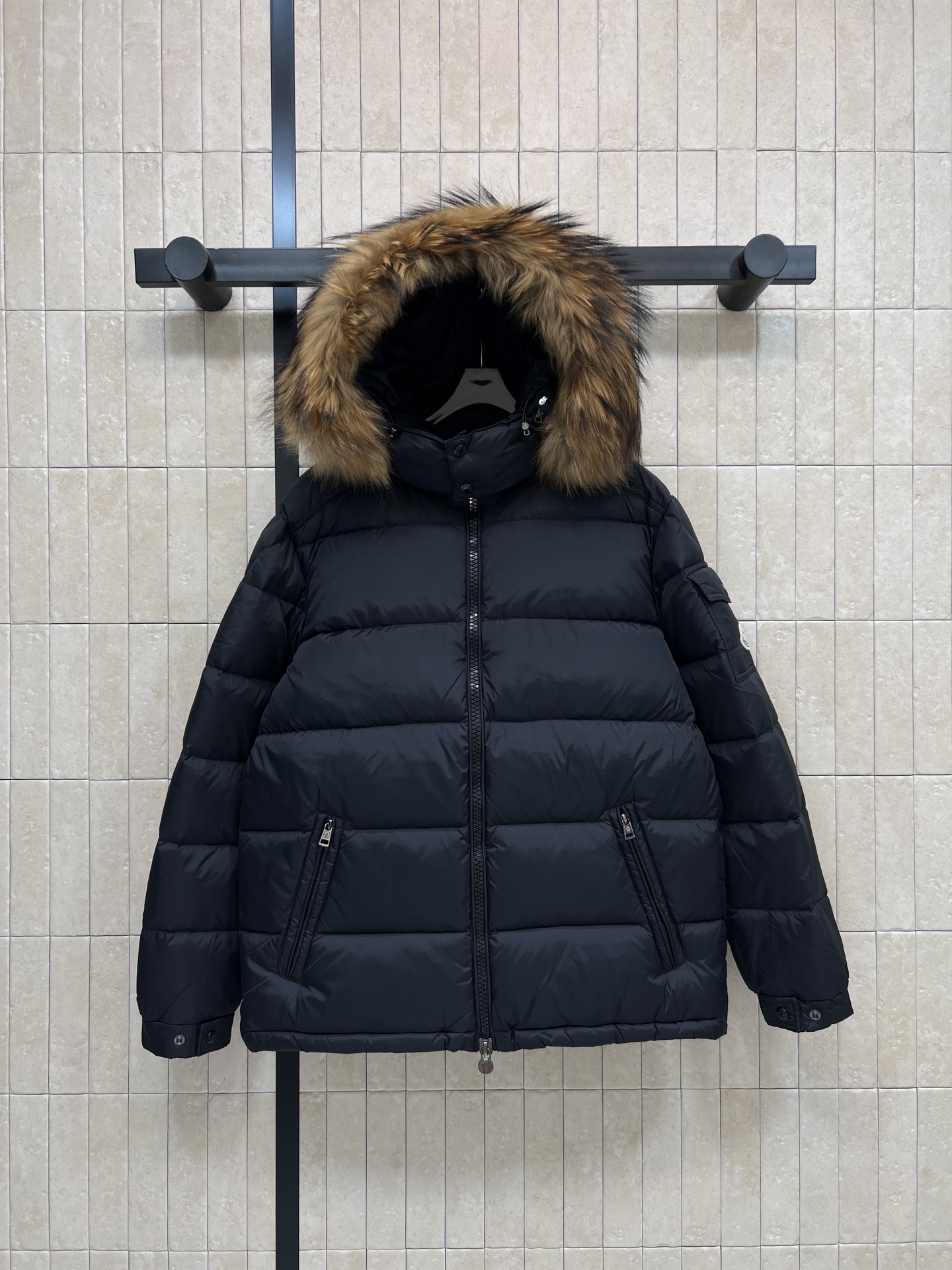 MO家 26秋冬新款 大毛领短款连帽羽绒服 毛领跟帽子都可拆卸 一衣解锁两种穿搭效果 抽绳设计牢牢锁住暖意 横向方格90