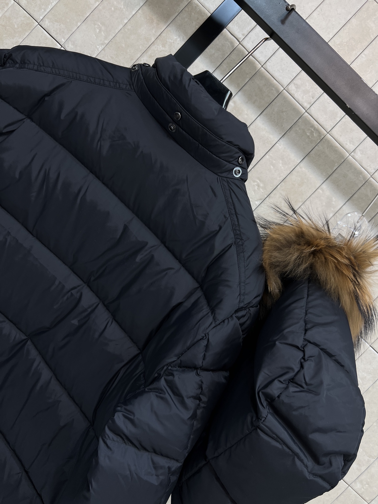 MO家 26秋冬新款 大毛领短款连帽羽绒服 毛领跟帽子都可拆卸 一衣解锁两种穿搭效果 抽绳设计牢牢锁住暖意 横向方格90 MO家 26秋冬新款 大毛领短款连帽羽绒服 毛领跟帽子都可拆卸 一衣解锁两种穿搭效果 抽绳设计牢牢锁住暖意 横向方格90