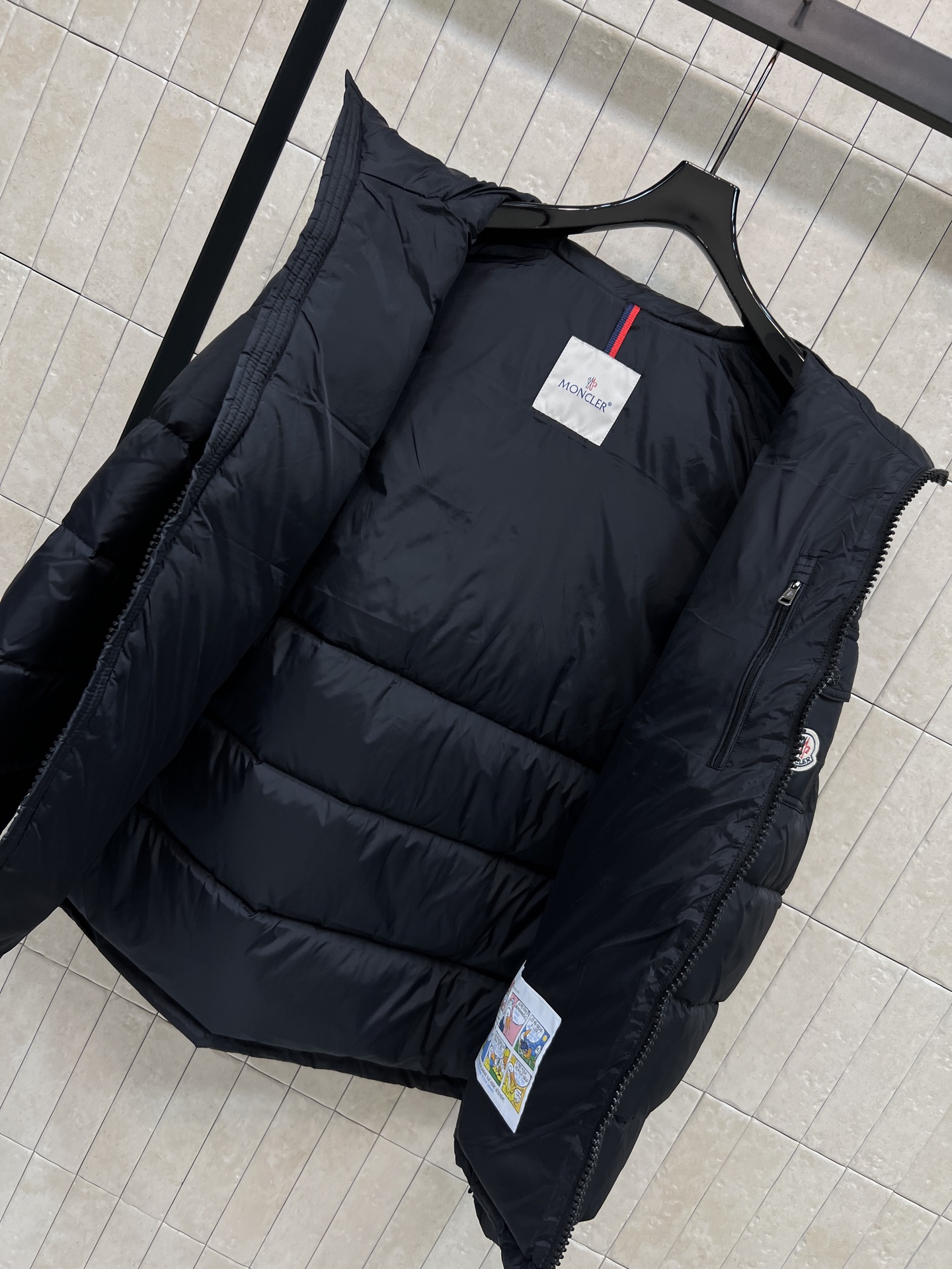 MO家 26秋冬新款 大毛领短款连帽羽绒服 毛领跟帽子都可拆卸 一衣解锁两种穿搭效果 抽绳设计牢牢锁住暖意 横向方格90 MO家 26秋冬新款 大毛领短款连帽羽绒服 毛领跟帽子都可拆卸 一衣解锁两种穿搭效果 抽绳设计牢牢锁住暖意 横向方格90
