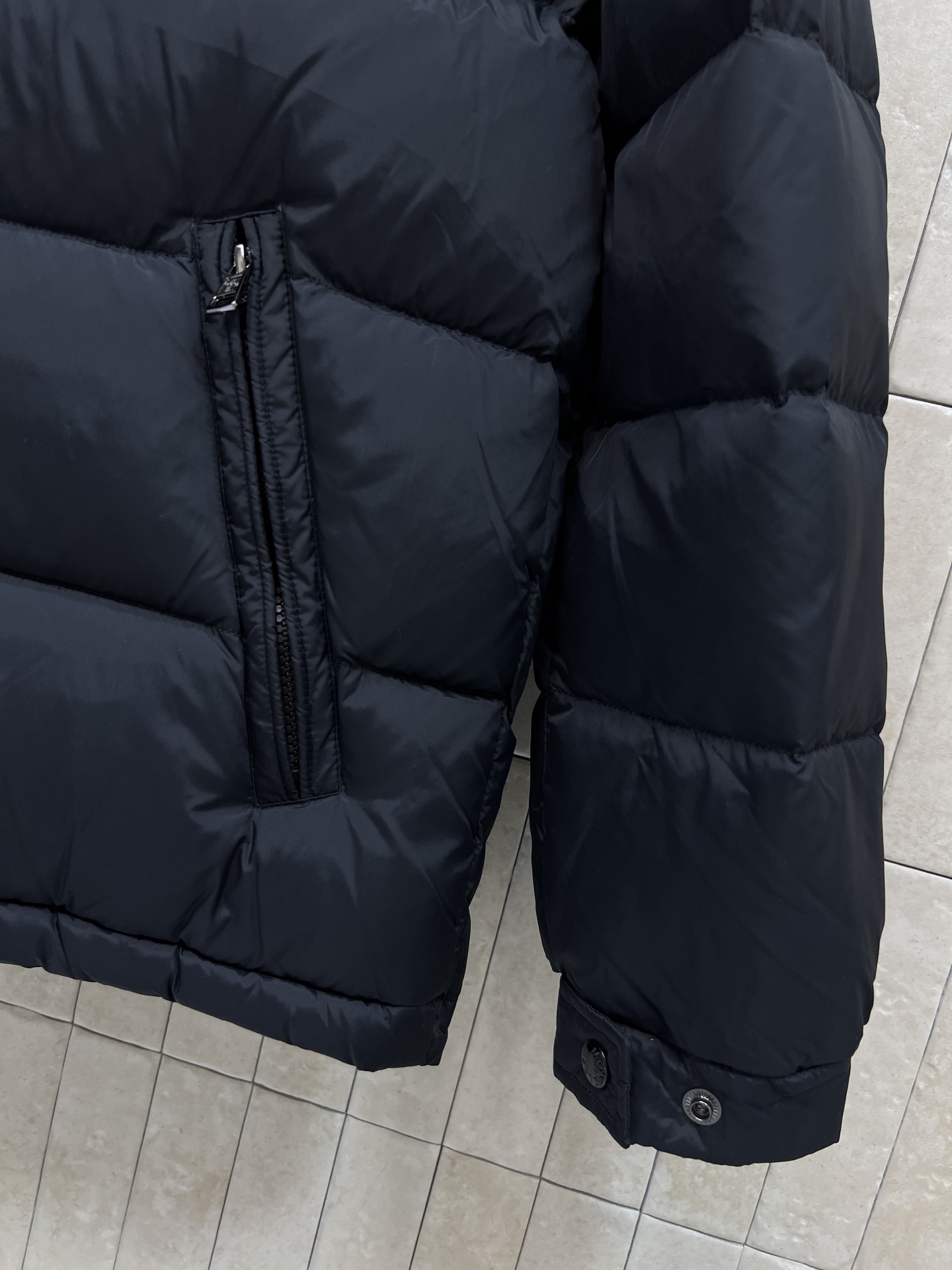 MO家 26秋冬新款 大毛领短款连帽羽绒服 毛领跟帽子都可拆卸 一衣解锁两种穿搭效果 抽绳设计牢牢锁住暖意 横向方格90 MO家 26秋冬新款 大毛领短款连帽羽绒服 毛领跟帽子都可拆卸 一衣解锁两种穿搭效果 抽绳设计牢牢锁住暖意 横向方格90