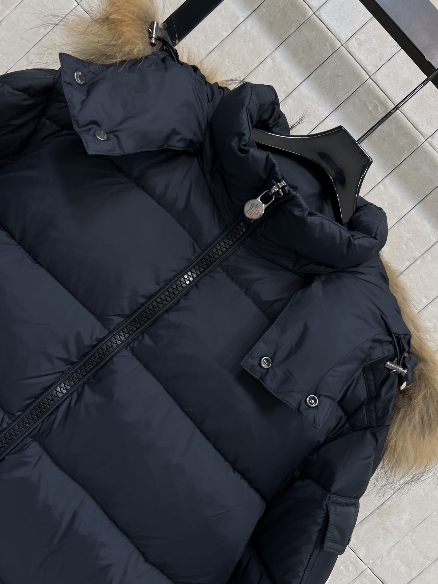 MO家 26秋冬新款 大毛领短款连帽羽绒服 毛领跟帽子都可拆卸 一衣解锁两种穿搭效果 抽绳设计牢牢锁住暖意 横向方格90 MO家 26秋冬新款 大毛领短款连帽羽绒服 毛领跟帽子都可拆卸 一衣解锁两种穿搭效果 抽绳设计牢牢锁住暖意 横向方格90