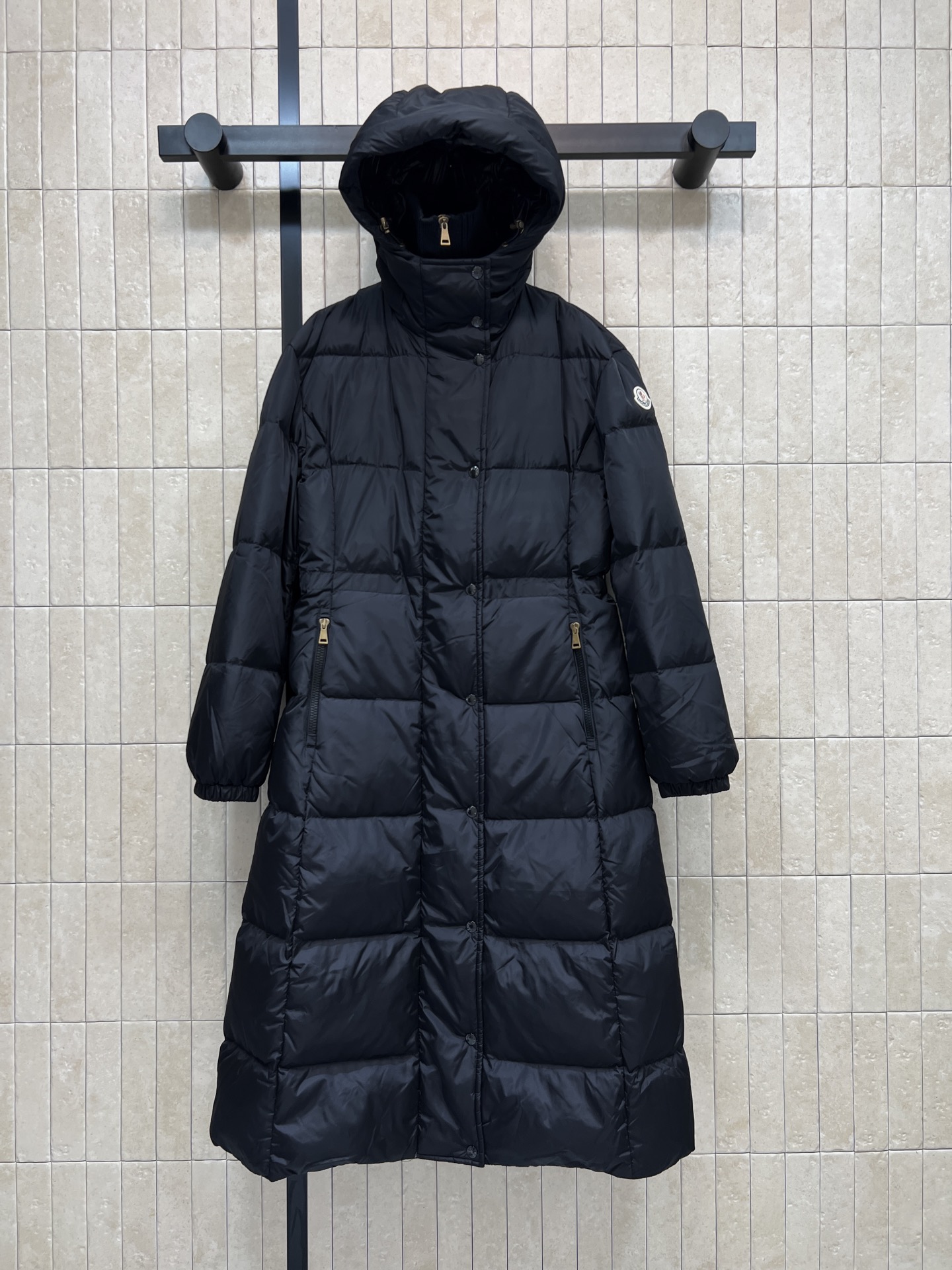 MO家 26秋冬新款 连帽长款过膝羽绒服 连帽搭配高领针织护颈设计 锁温防风 90鹅绒横向填充绒蓬松饱满 羽绒分布均匀 