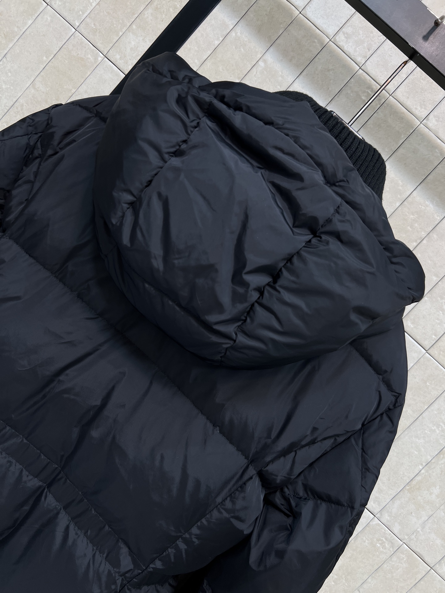 MO家 26秋冬新款 连帽长款过膝羽绒服 连帽搭配高领针织护颈设计 锁温防风 90鹅绒横向填充绒蓬松饱满 羽绒分布均匀 MO家 26秋冬新款 连帽长款过膝羽绒服 连帽搭配高领针织护颈设计 锁温防风 90鹅绒横向填充绒蓬松饱满 羽绒分布均匀