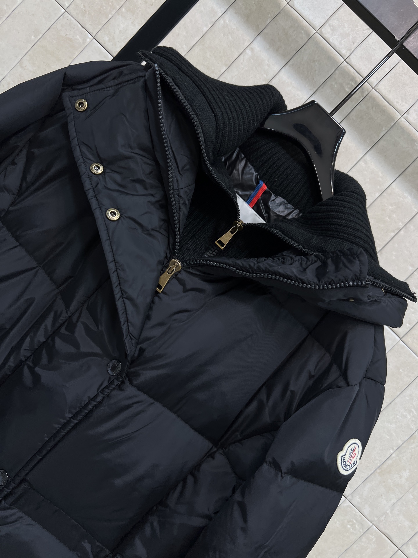 MO家 26秋冬新款 连帽长款过膝羽绒服 连帽搭配高领针织护颈设计 锁温防风 90鹅绒横向填充绒蓬松饱满 羽绒分布均匀 MO家 26秋冬新款 连帽长款过膝羽绒服 连帽搭配高领针织护颈设计 锁温防风 90鹅绒横向填充绒蓬松饱满 羽绒分布均匀