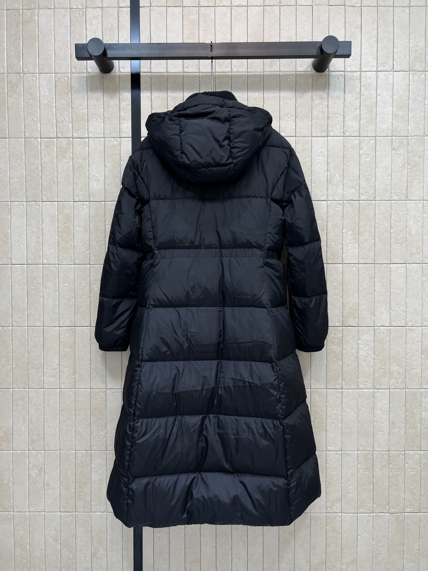 MO家 26秋冬新款 连帽长款过膝羽绒服 连帽搭配高领针织护颈设计 锁温防风 90鹅绒横向填充绒蓬松饱满 羽绒分布均匀 MO家 26秋冬新款 连帽长款过膝羽绒服 连帽搭配高领针织护颈设计 锁温防风 90鹅绒横向填充绒蓬松饱满 羽绒分布均匀