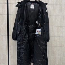 MO家 26秋冬新款 连帽长款过膝羽绒服 连帽搭配高领针织护颈设计 锁温防风 90鹅绒横向填充绒蓬松饱满 羽绒分布均匀 MO家 26秋冬新款 连帽长款过膝羽绒服 连帽搭配高领针织护颈设计 锁温防风 90鹅绒横向填充绒蓬松饱满 羽绒分布均匀