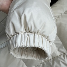 MO家 26秋冬新款 连帽长款过膝羽绒服 连帽搭配高领针织护颈设计 锁温防风 90鹅绒横向填充绒蓬松饱满 羽绒分布均匀 MO家 26秋冬新款 连帽长款过膝羽绒服 连帽搭配高领针织护颈设计 锁温防风 90鹅绒横向填充绒蓬松饱满 羽绒分布均匀