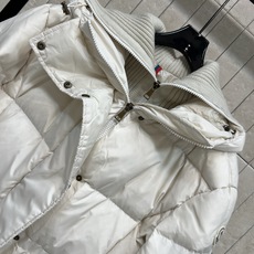 MO家 26秋冬新款 连帽长款过膝羽绒服 连帽搭配高领针织护颈设计 锁温防风 90鹅绒横向填充绒蓬松饱满 羽绒分布均匀 MO家 26秋冬新款 连帽长款过膝羽绒服 连帽搭配高领针织护颈设计 锁温防风 90鹅绒横向填充绒蓬松饱满 羽绒分布均匀