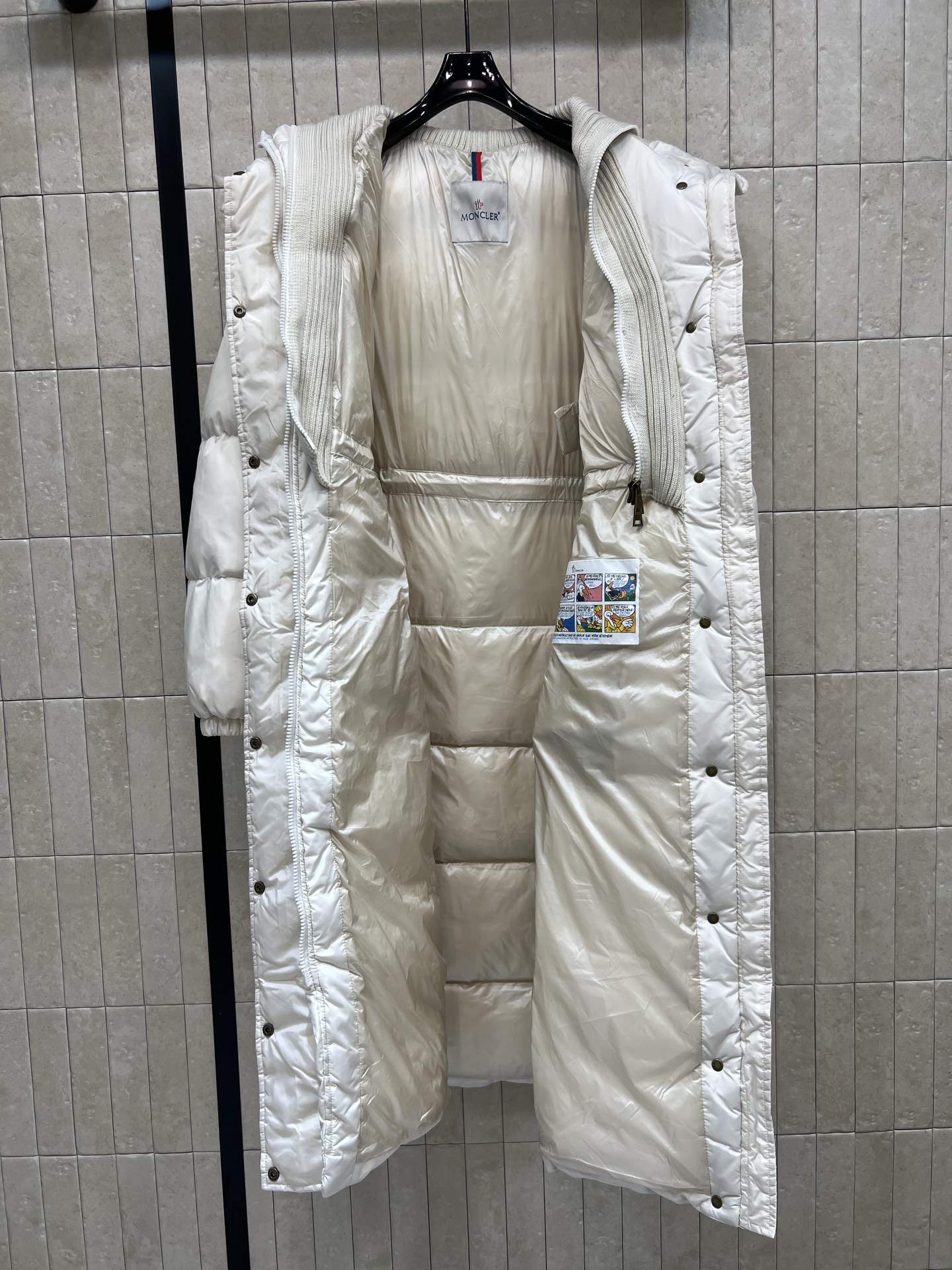 MO家 26秋冬新款 连帽长款过膝羽绒服 连帽搭配高领针织护颈设计 锁温防风 90鹅绒横向填充绒蓬松饱满 羽绒分布均匀 MO家 26秋冬新款 连帽长款过膝羽绒服 连帽搭配高领针织护颈设计 锁温防风 90鹅绒横向填充绒蓬松饱满 羽绒分布均匀