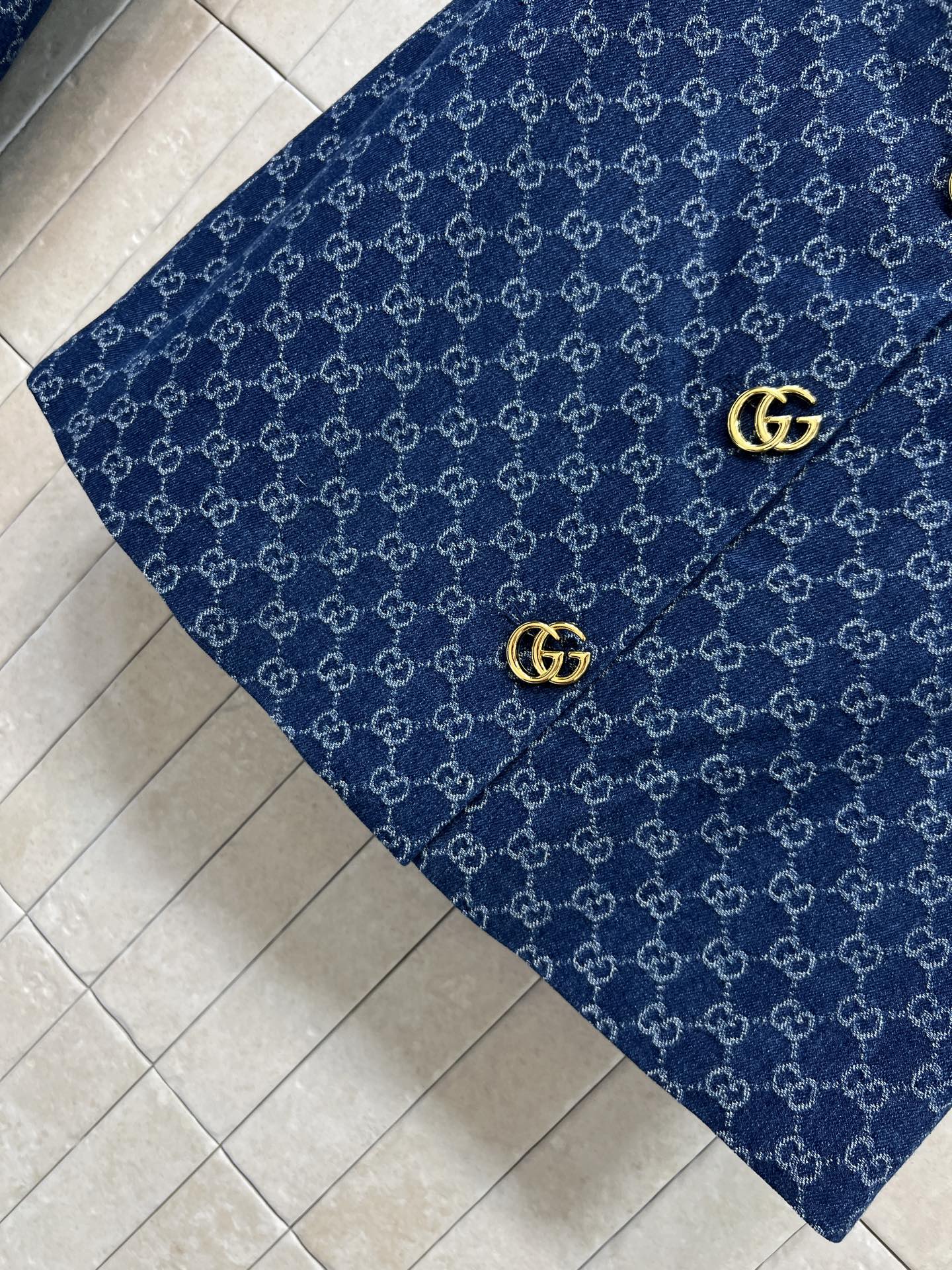 G家 26早秋新款 GG提花短款套装 提花短款外套+高腰短裙 门襟搭配金色金属扣 精致吸睛 短款衣身拉高腰线 两侧简约口