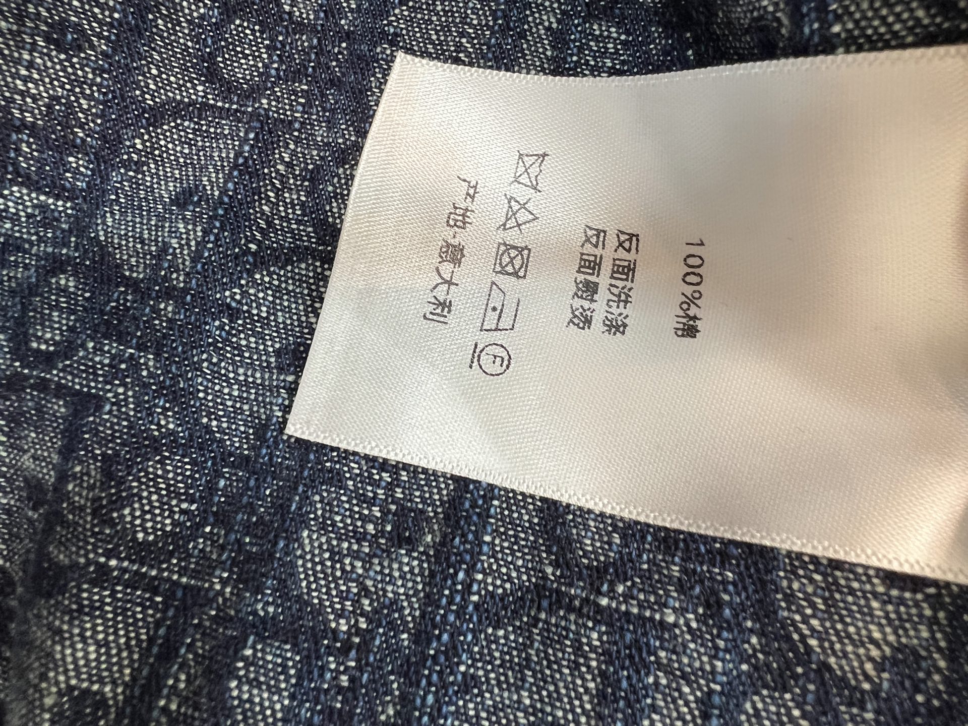 D家 26早秋新款 提花短款牛仔外套 水洗牛仔棉面料 挺括有型 经典翻领牛仔版型 全身布满复古满印提花纹样 蓝调层次细腻 D家 26早秋新款 提花短款牛仔外套 水洗牛仔棉面料 挺括有型 经典翻领牛仔版型 全身布满复古满印提花纹样 蓝调层次细腻