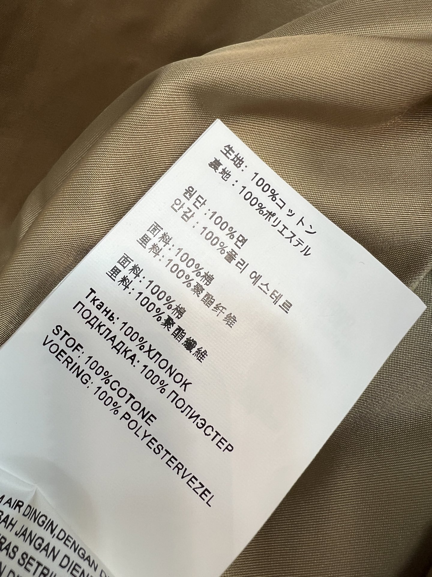 PD家 26早秋新款 皮领拼接短款夹克 撞色黑色皮质翻领 全拉链门襟 金属拉链头细节精致 胸前双口袋设计 搭配银色金属按 PD家 26早秋新款 皮领拼接短款夹克 撞色黑色皮质翻领 全拉链门襟 金属拉链头细节精致 胸前双口袋设计 搭配银色金属按