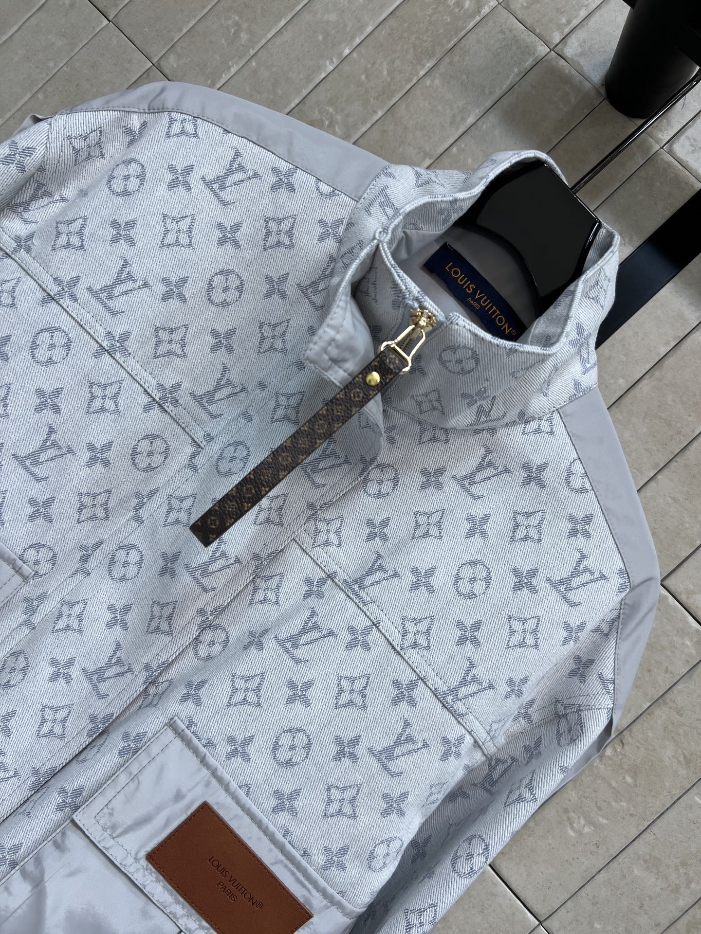 L家 26早秋新款 老花拼色立领短款工装外套 挺括棉质混纺面料 立领搭配金属拉链 拉链处拼接织带细节 辨识度十足 撞色大