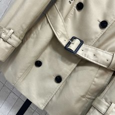 D家 26早秋新款 短款收腰风衣外套 挺括棉质面料 经典大翻领搭配肩章设计 双排扣门襟 老花里衬 配套腰带搭配方扣 自由 D家 26早秋新款 短款收腰风衣外套 挺括棉质面料 经典大翻领搭配肩章设计 双排扣门襟 老花里衬 配套腰带搭配方扣 自由