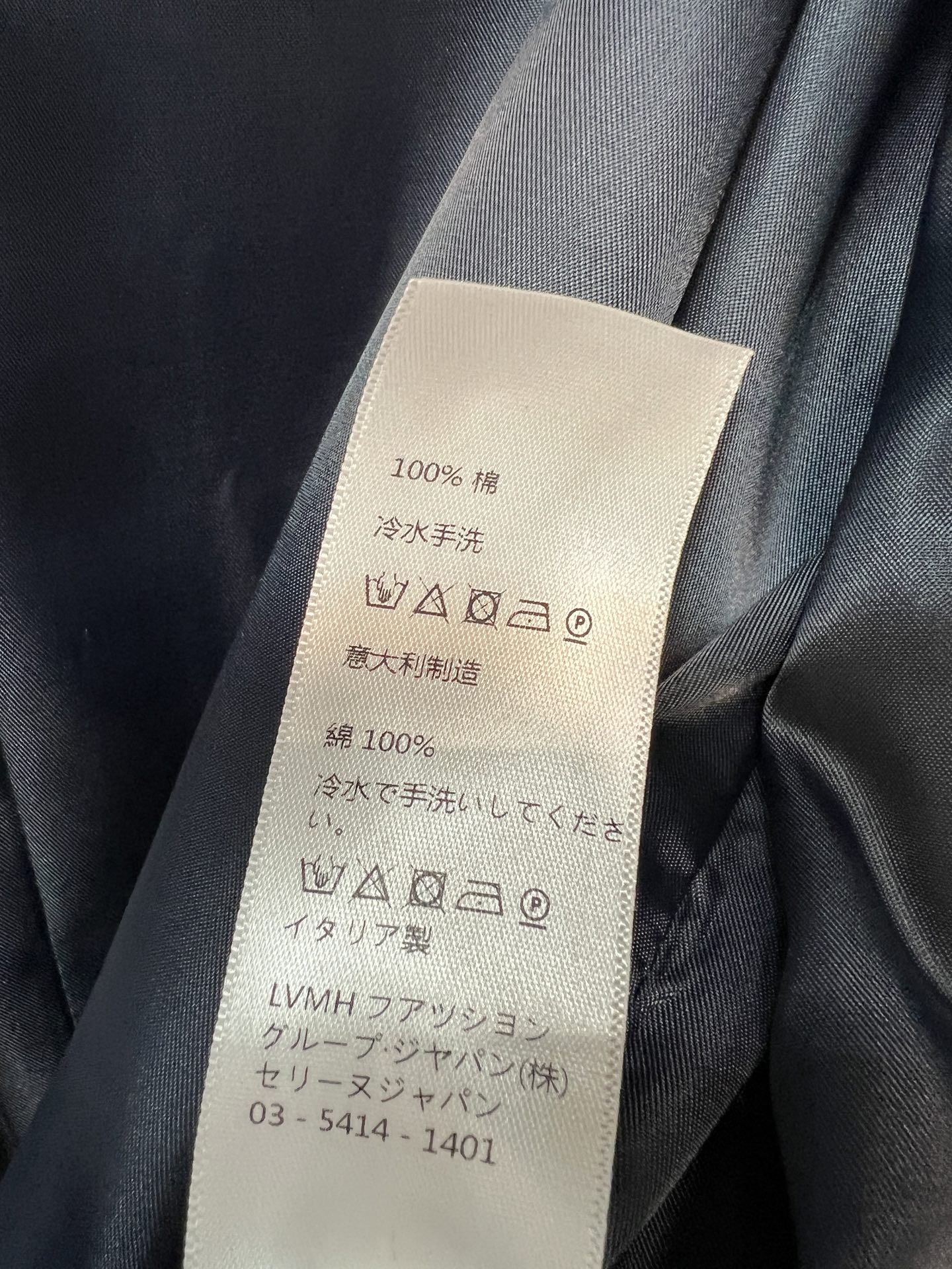 CE家 26早秋新款 皮领拼接短款外套 棉质面料挺括抗皱 黑色皮质翻领拼接 肩章设计 插肩袖宽松舒适 下摆搭配宽版皮质腰 CE家 26早秋新款 皮领拼接短款外套 棉质面料挺括抗皱 黑色皮质翻领拼接 肩章设计 插肩袖宽松舒适 下摆搭配宽版皮质腰