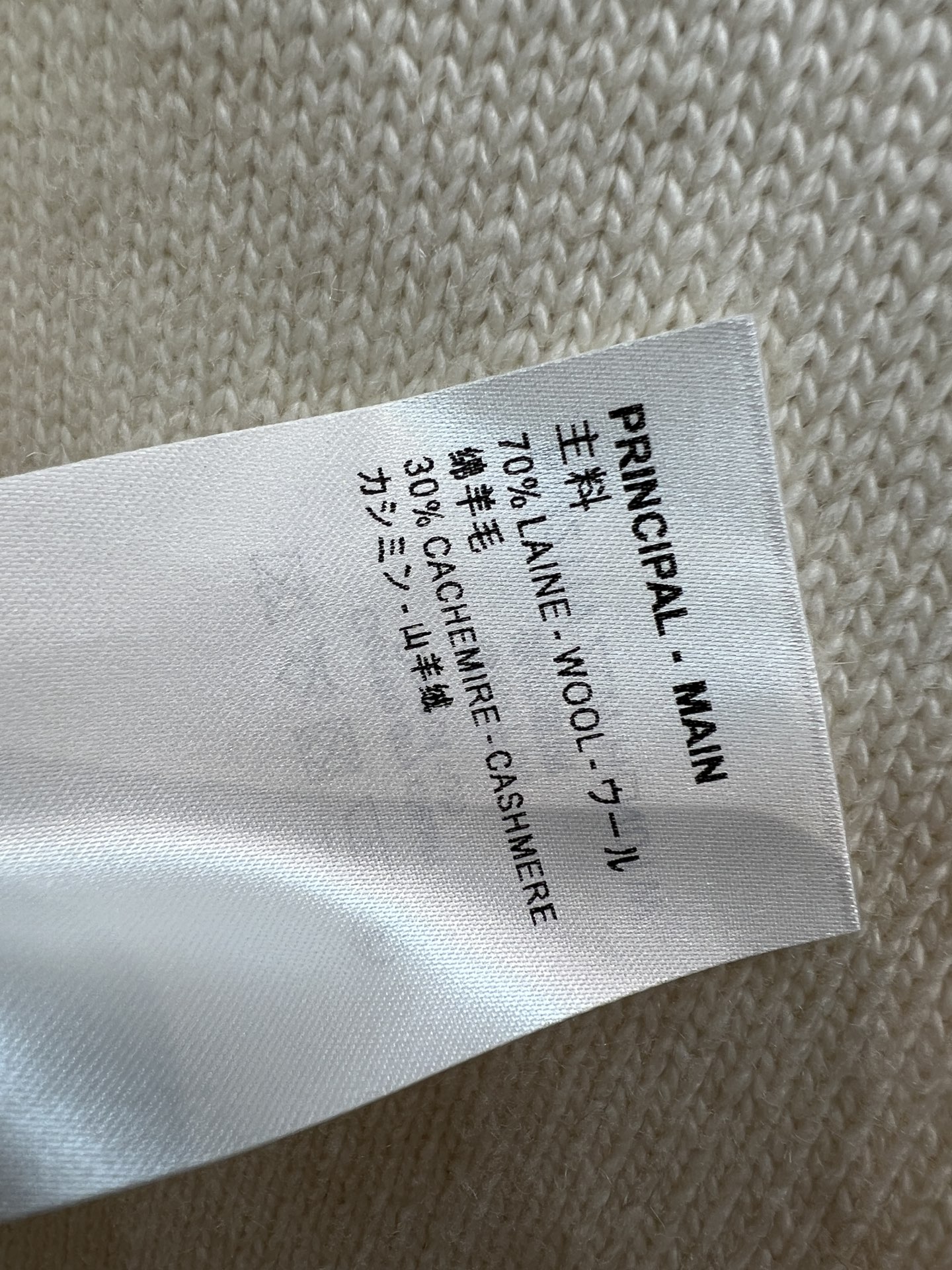 L家 26早秋新款 翻领针织开衫 70绵羊毛+30山羊绒针织面料 翻领搭配全拉链开合 金色拉链头精致亮眼 衣身胸前手写风 L家 26早秋新款 翻领针织开衫 70绵羊毛+30山羊绒针织面料 翻领搭配全拉链开合 金色拉链头精致亮眼 衣身胸前手写风