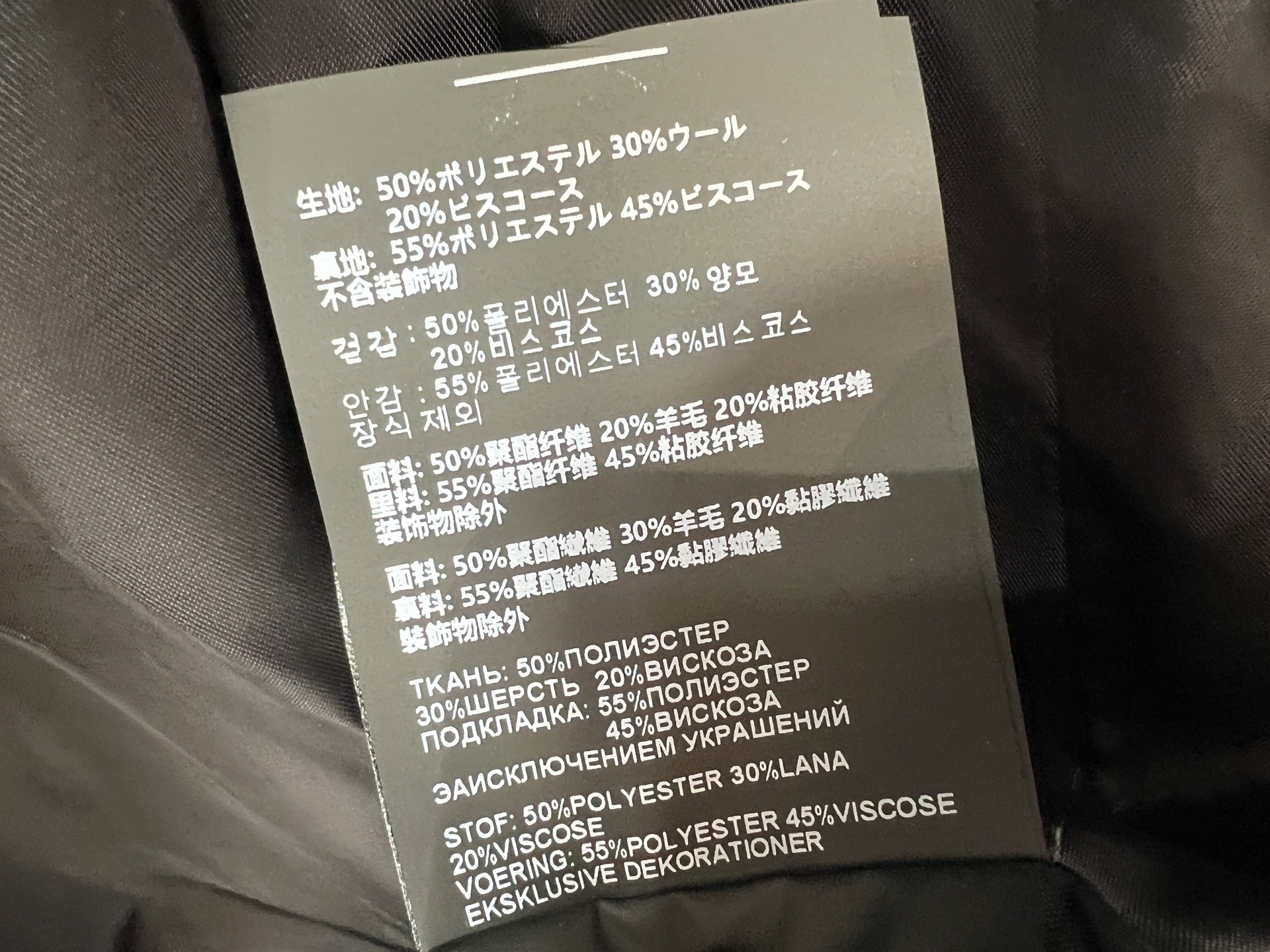 PD家 26早秋新款 黑色立领收腰中长款大衣 挺括面料自带高级哑光质感 立领点缀精致水钻 闪耀精致 提升整体感 搭配可调 PD家 26早秋新款 黑色立领收腰中长款大衣 挺括面料自带高级哑光质感 立领点缀精致水钻 闪耀精致 提升整体感 搭配可调
