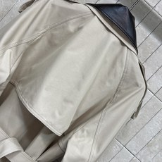 D家 26早秋新款 皮领拼接长款风衣 经典卡其色调 撞色绵羊皮质翻领 肩章设计搭配双排扣门襟 腰间腰带 搭配金属搭扣 可 D家 26早秋新款 皮领拼接长款风衣 经典卡其色调 撞色绵羊皮质翻领 肩章设计搭配双排扣门襟 腰间腰带 搭配金属搭扣 可