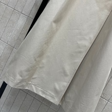 D家 26早秋新款 皮领拼接长款风衣 经典卡其色调 撞色绵羊皮质翻领 肩章设计搭配双排扣门襟 腰间腰带 搭配金属搭扣 可 D家 26早秋新款 皮领拼接长款风衣 经典卡其色调 撞色绵羊皮质翻领 肩章设计搭配双排扣门襟 腰间腰带 搭配金属搭扣 可