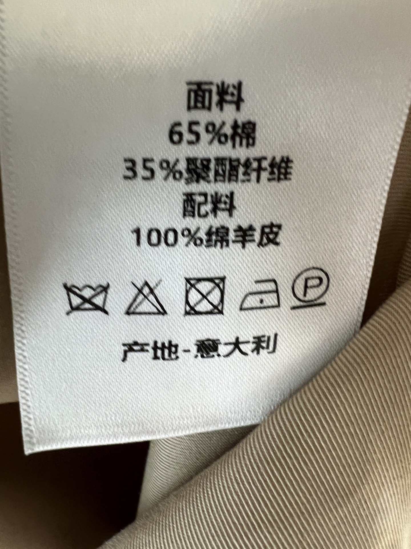 D家 26早秋新款 皮领拼接长款风衣 经典卡其色调 撞色绵羊皮质翻领 肩章设计搭配双排扣门襟 腰间腰带 搭配金属搭扣 可 D家 26早秋新款 皮领拼接长款风衣 经典卡其色调 撞色绵羊皮质翻领 肩章设计搭配双排扣门襟 腰间腰带 搭配金属搭扣 可