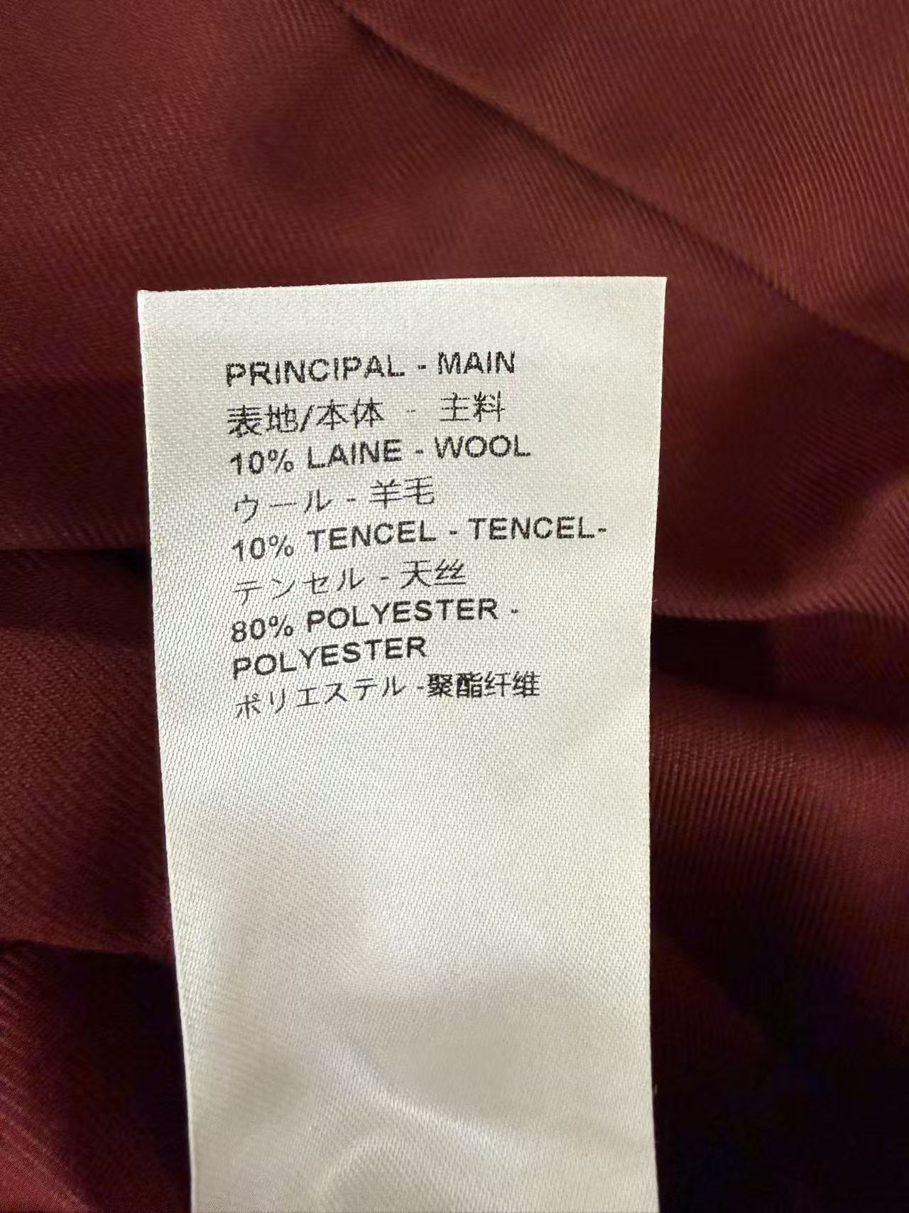 L家 26早秋新款 酒红高腰压褶短短裤 面料柔软含10羊毛 上身舒适透气 高腰腰头利落合身 压褶设计版型 下摆翻折卷边是 L家 26早秋新款 酒红高腰压褶短短裤 面料柔软含10羊毛 上身舒适透气 高腰腰头利落合身 压褶设计版型 下摆翻折卷边是