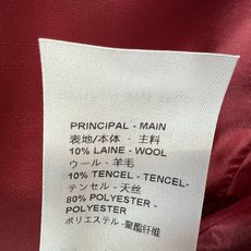 L家 26早秋新款 酒红短款西装外套 面料挺括不易皱 含10羊毛 复古酒红色调 经典平驳领 衣身胸口logo徽章精致 自 L家 26早秋新款 酒红短款西装外套 面料挺括不易皱 含10羊毛 复古酒红色调 经典平驳领 衣身胸口logo徽章精致 自
