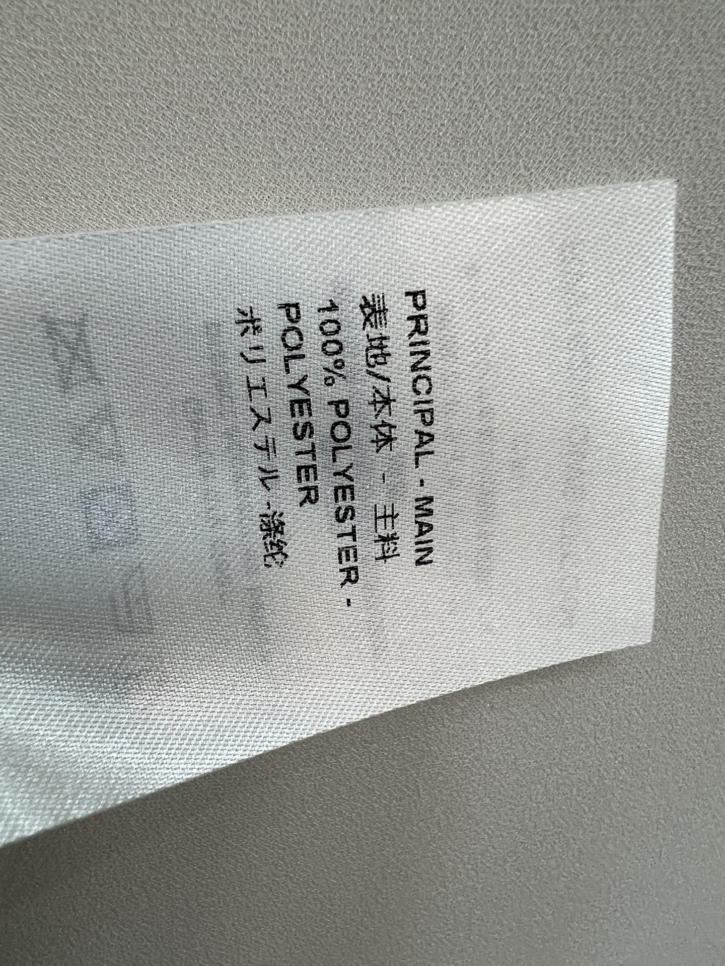L家 26早秋新款 米白飘带短款衬衫 面料垂坠舒适 荷叶花边领 自带浪漫氛围感 可拆卸长款飘带 缀精致金属小扣 微泡长袖 L家 26早秋新款 米白飘带短款衬衫 面料垂坠舒适 荷叶花边领 自带浪漫氛围感 可拆卸长款飘带 缀精致金属小扣 微泡长袖