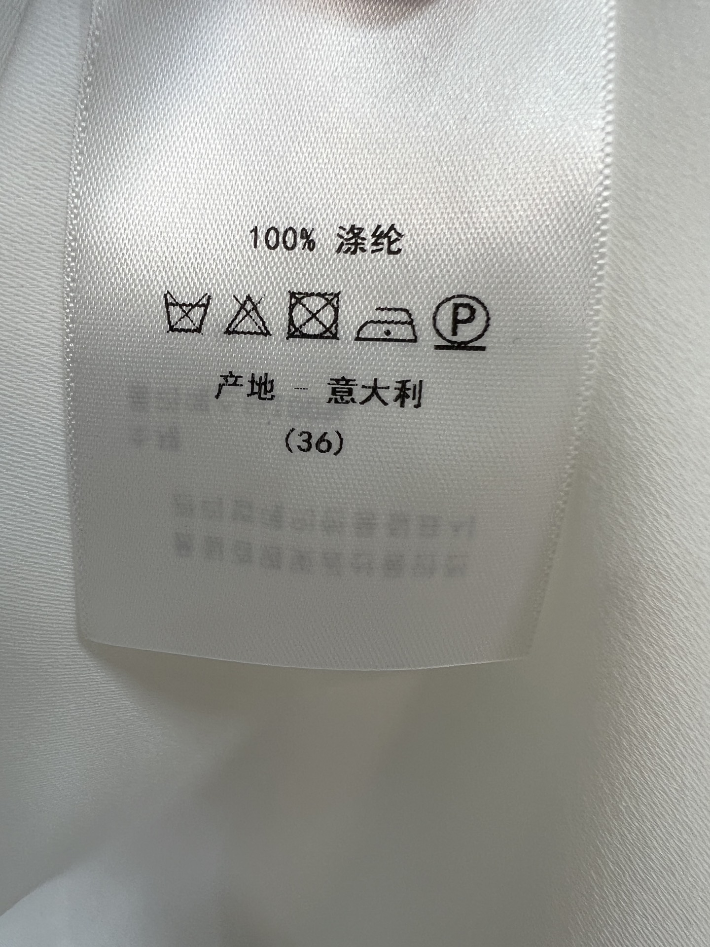 D家 26早秋新款 白色系带长袖衬衫 领口大飘带可自由折叠 衣身走线精致 氛围感直接拉满 胸前圆形logo徽章 垂顺面料